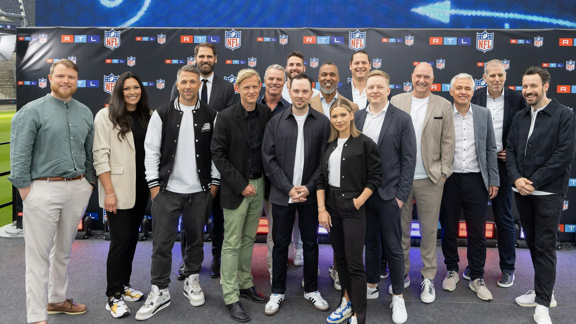 Das RTL-Team für die Übertragungen in der neuen NFL-Saison: Von links: Adrian Franke, Nadine Nurasyid, Florian Ambrosius, Sebastian Vollmer, Alex von Kuczkowski, Jan Stecker, Björn Werner, Mitja Lafere, Patrick Esume, Jana Wosnitza, Markus Kuhn, Florian Schmidt-Sommerfeld, Frank Buschmann, Andreas von Thien, Stephan Schmitter (Chief Content Officer, RTL Deutschland) und Jan Köppen.