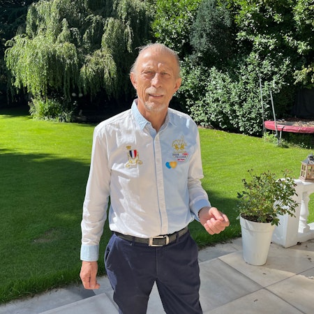 Christoph Daum gibt im Garten seines Hauses im Kölner Hahnwald ein Interview.