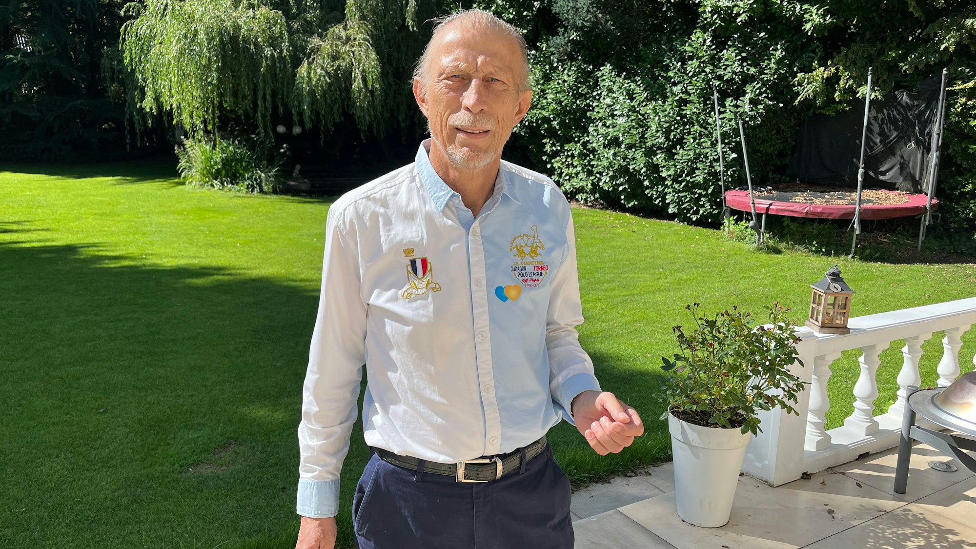 Christoph Daum gibt im Garten seines Hauses im Kölner Hahnwald ein Interview.