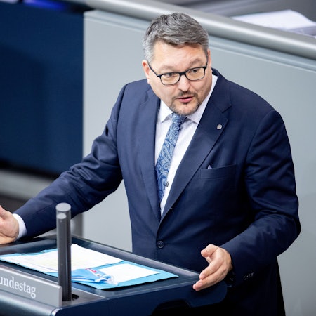 ARCHIV - 13.01.2021, Berlin: Stefan Keuter (AfD) spricht im Bundestag. Keuter hat im Bundestag für einen Eklat gesorgt, indem er die frühere Kanzlerin Angela Merkel (CDU) indirekt mit Adolf Hitler verglichen hat. (zu dpa «AfD-Abgeordneter vergleicht Merkel indirekt mit Hitler») Foto: David Hutzler/dpa +++ dpa-Bildfunk +++