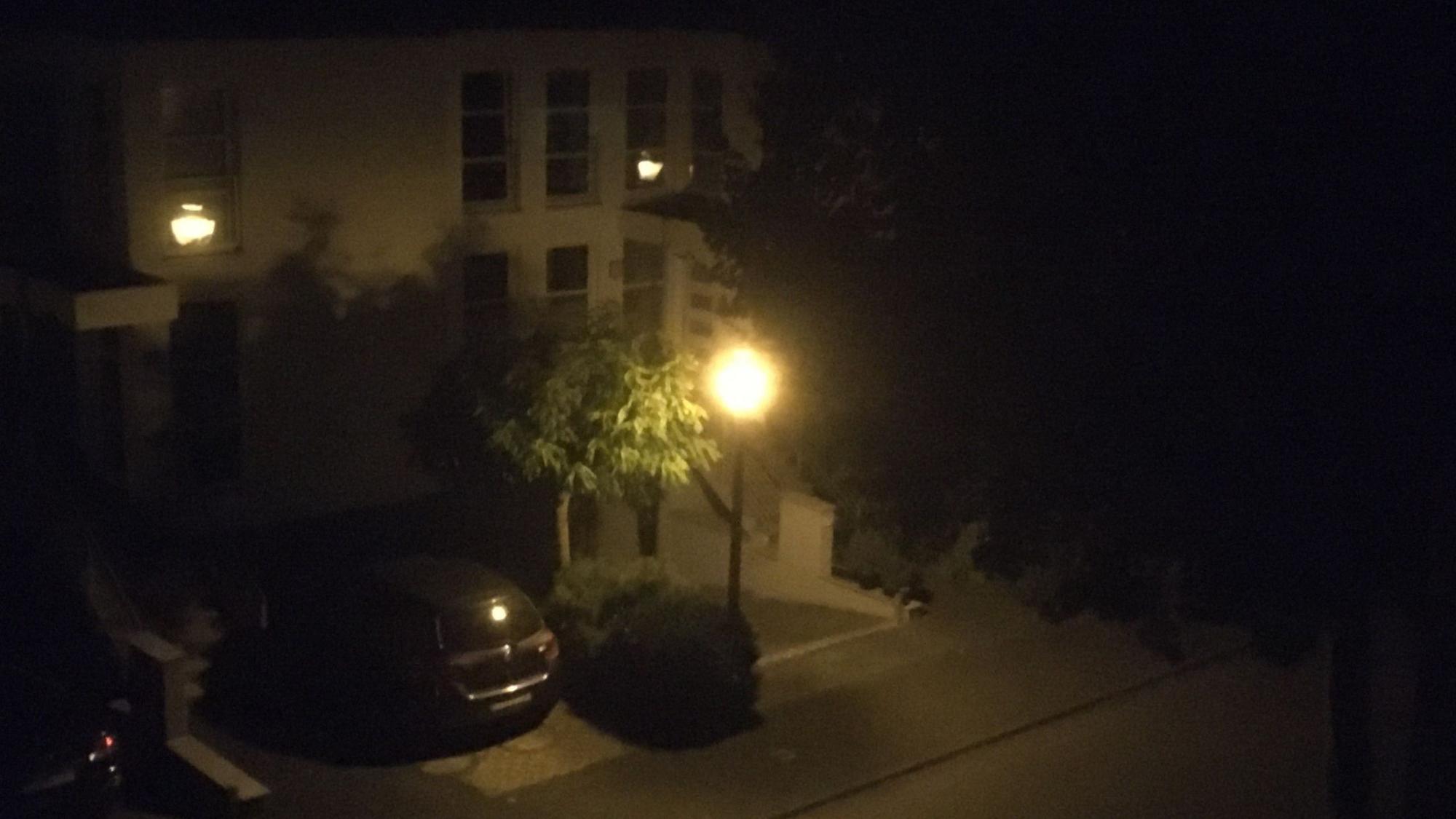 Eine brennende Straßenlaterne in der Hennefer Dickstraße vor der Abschaltung um 23 Uhr.