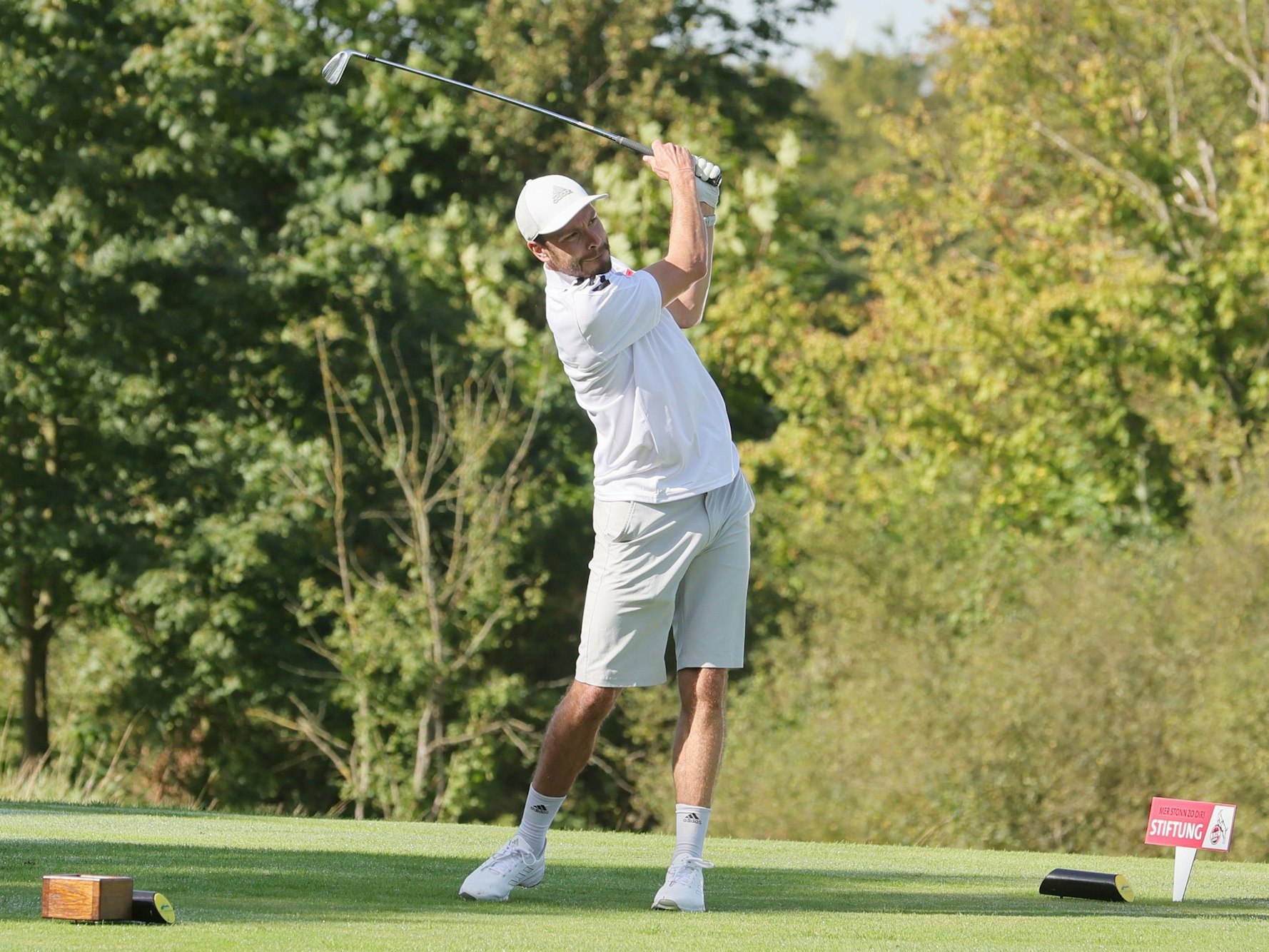 Das Bild zeigt Jonas Hector beim Abschlag auf dem Golfplatz in Pulheim auf Gut Lärchenhof.