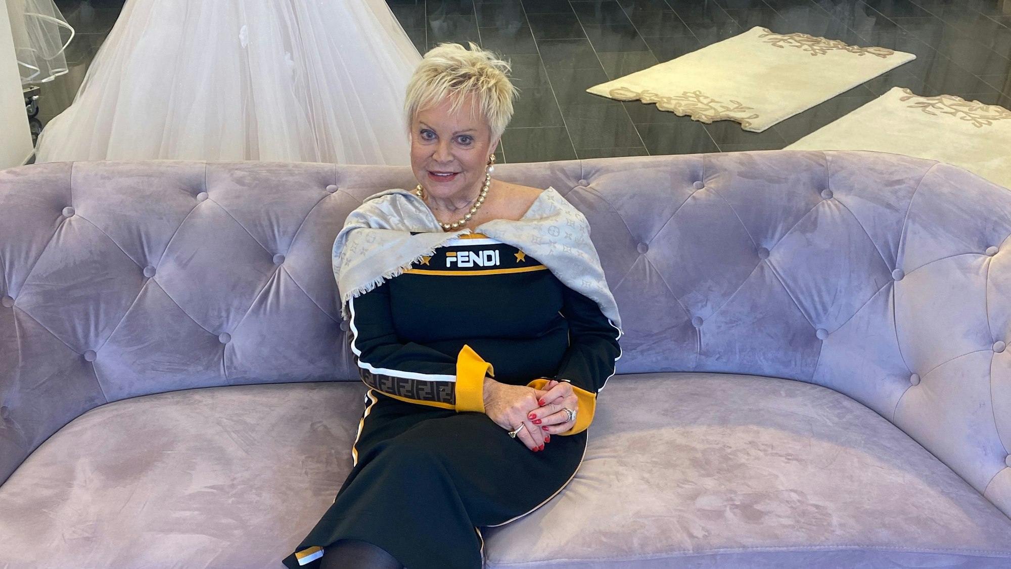 Martiaa Emser sitzt auf einer Couch.