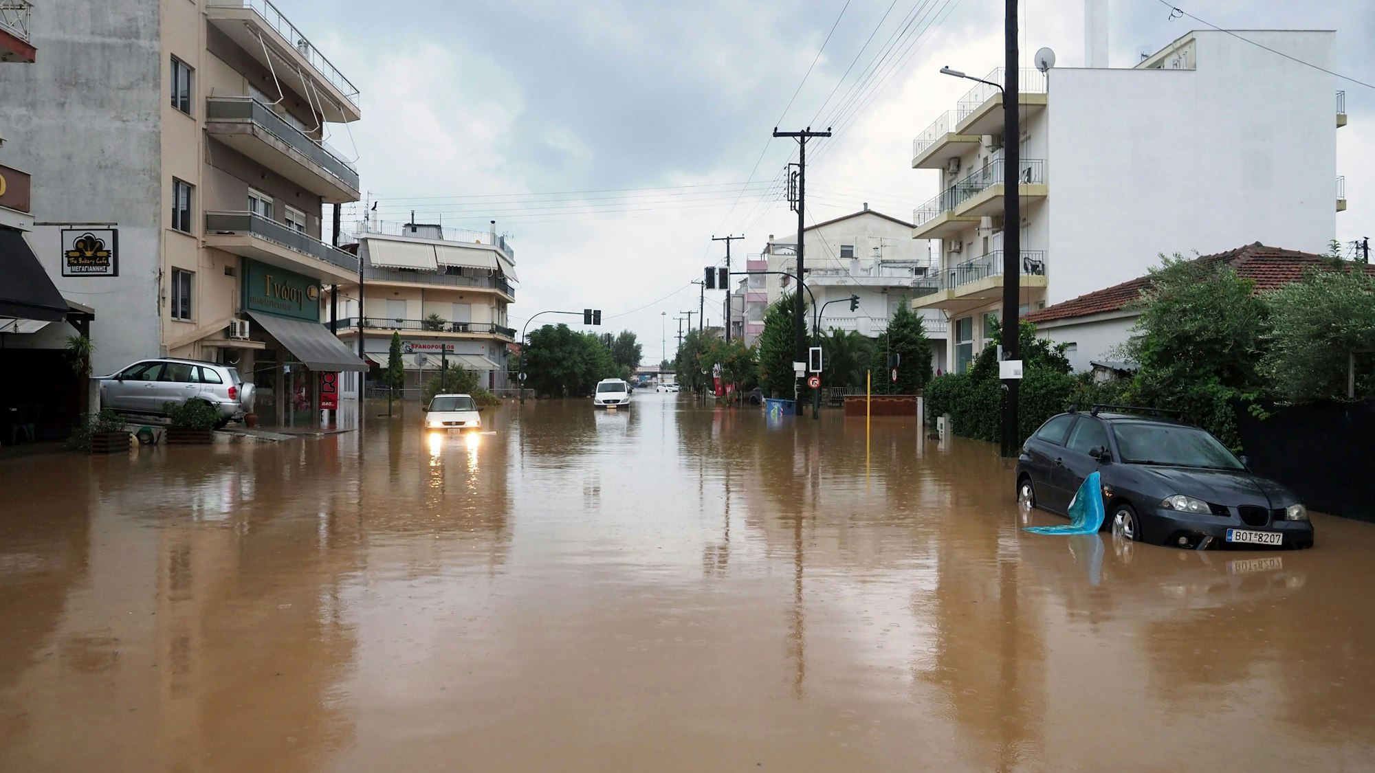 Die Straßen der griechischen Stadt Volos in der Region Thessalien sind nach schweren Unwettern durch Sturmtief Daniel überschwemmt und voller Schlamm. Autos stehen tief in den Wassermassen. (Archivbild)