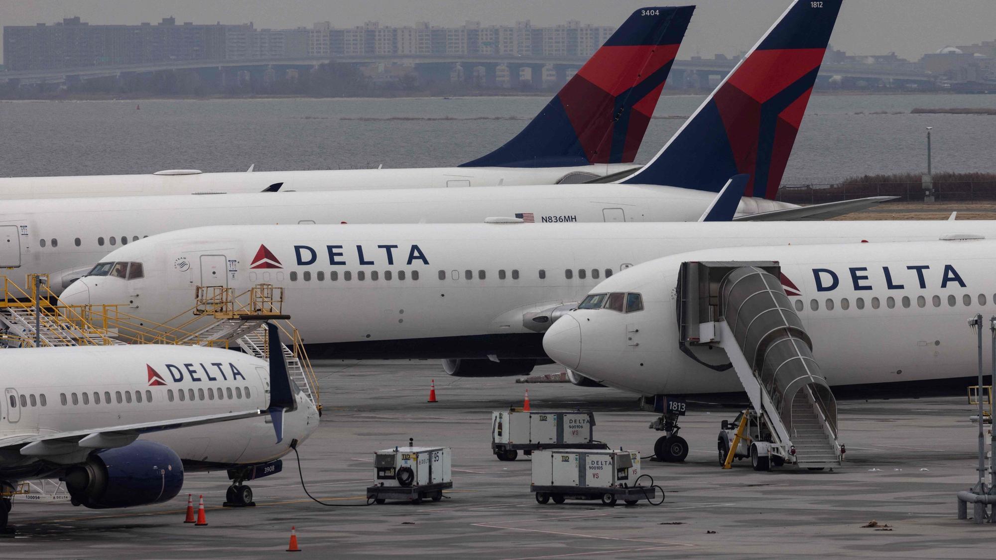 Maschinen von Delta Airlines stehen auf dem Rollfeld.
