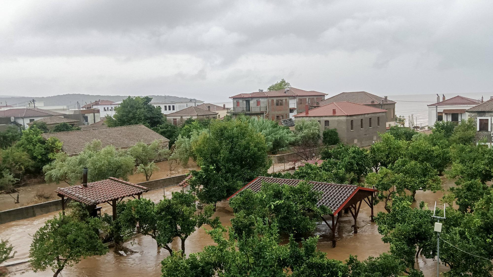 Ein Ort in der griechischen Provinz Pilion ist durch die schweren Unwetter in Griechenland völlig überschwemmt. Braunes Wasser steht meterhoch in den Straßen.