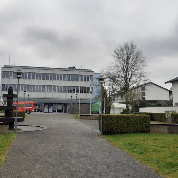 Lohmarer Rathaus mit Vorplatz