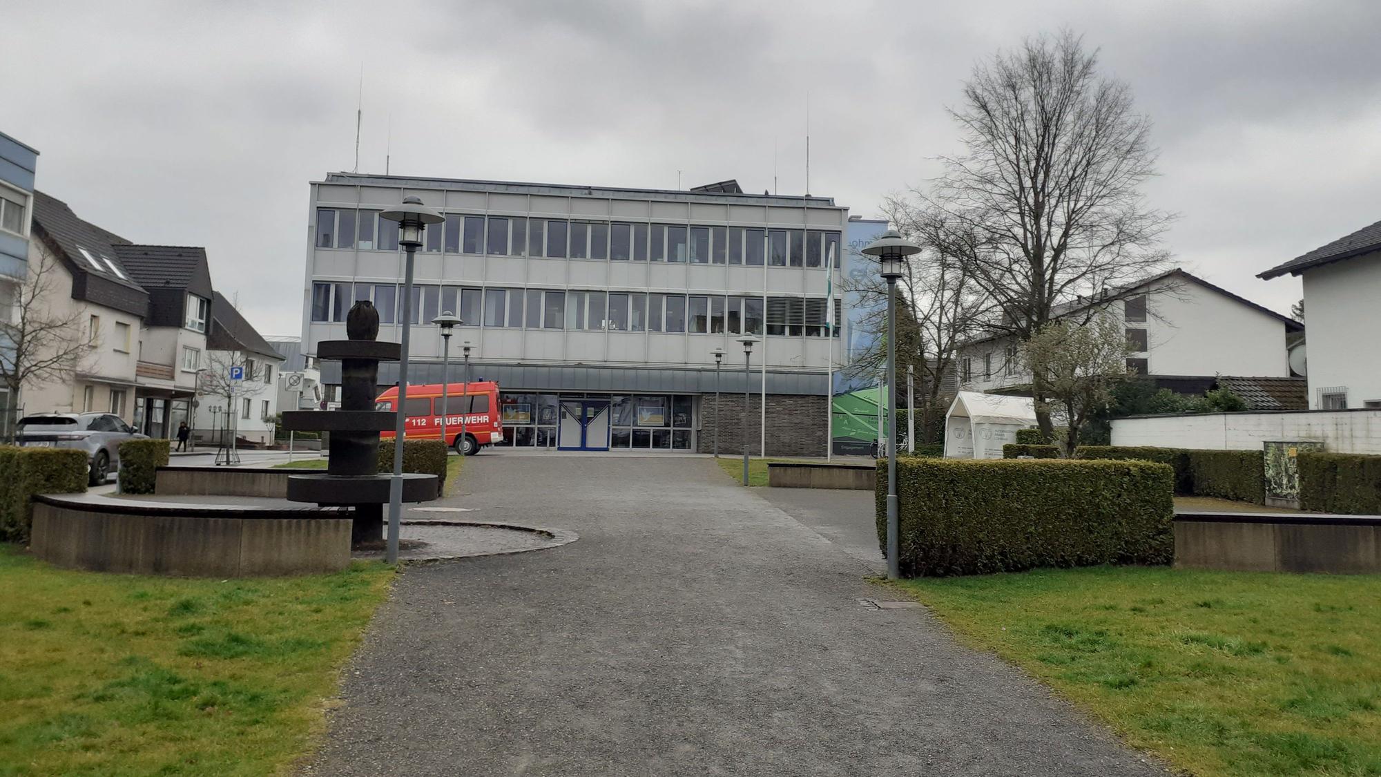 Lohmarer Rathaus mit Vorplatz