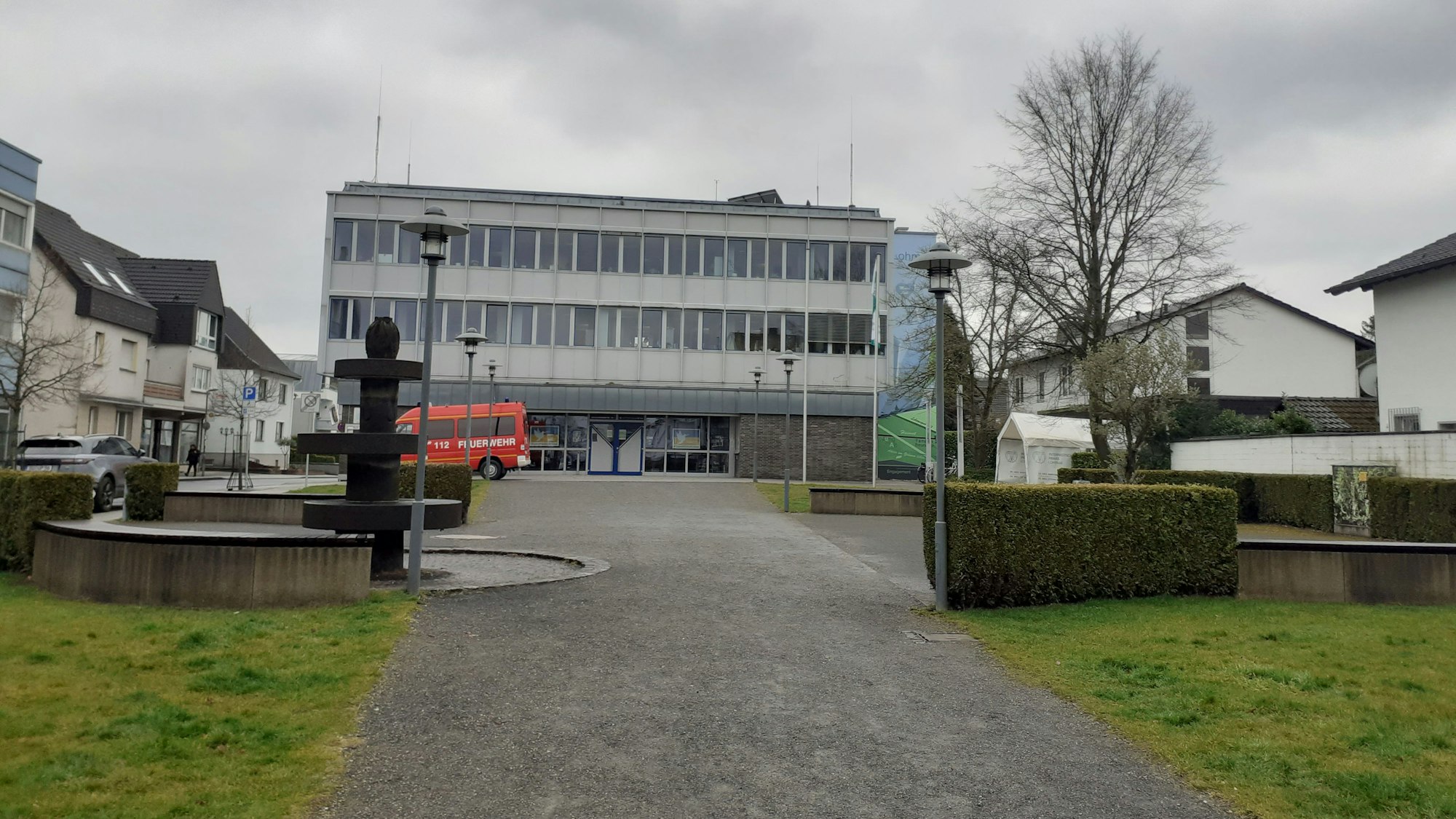Lohmarer Rathaus mit Vorplatz