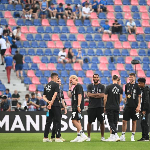 Juni 2022: Jonathan Tah mit Deutschlands Spielern Kai Havertz, Timo Werner, Julian Brandt, Nico Schlotterbeck, David Raum und Anton Stach im Stadio Renato Dall'Ara in Bologna.