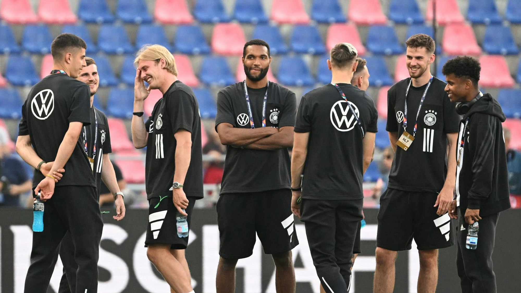 Juni 2022: Jonathan Tah mit Deutschlands Spielern Kai Havertz, Timo Werner, Julian Brandt, Nico Schlotterbeck, David Raum und Anton Stach im Stadio Renato Dall'Ara in Bologna.