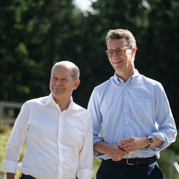 Bundeskanzler Olaf Scholz (SPD, l) und Hendrik Wüst, Ministerpräsident von Nordrhein-Westfalen (CDU) stehen bei einem Besuch eines Bürgerwindparks nebeneinander.