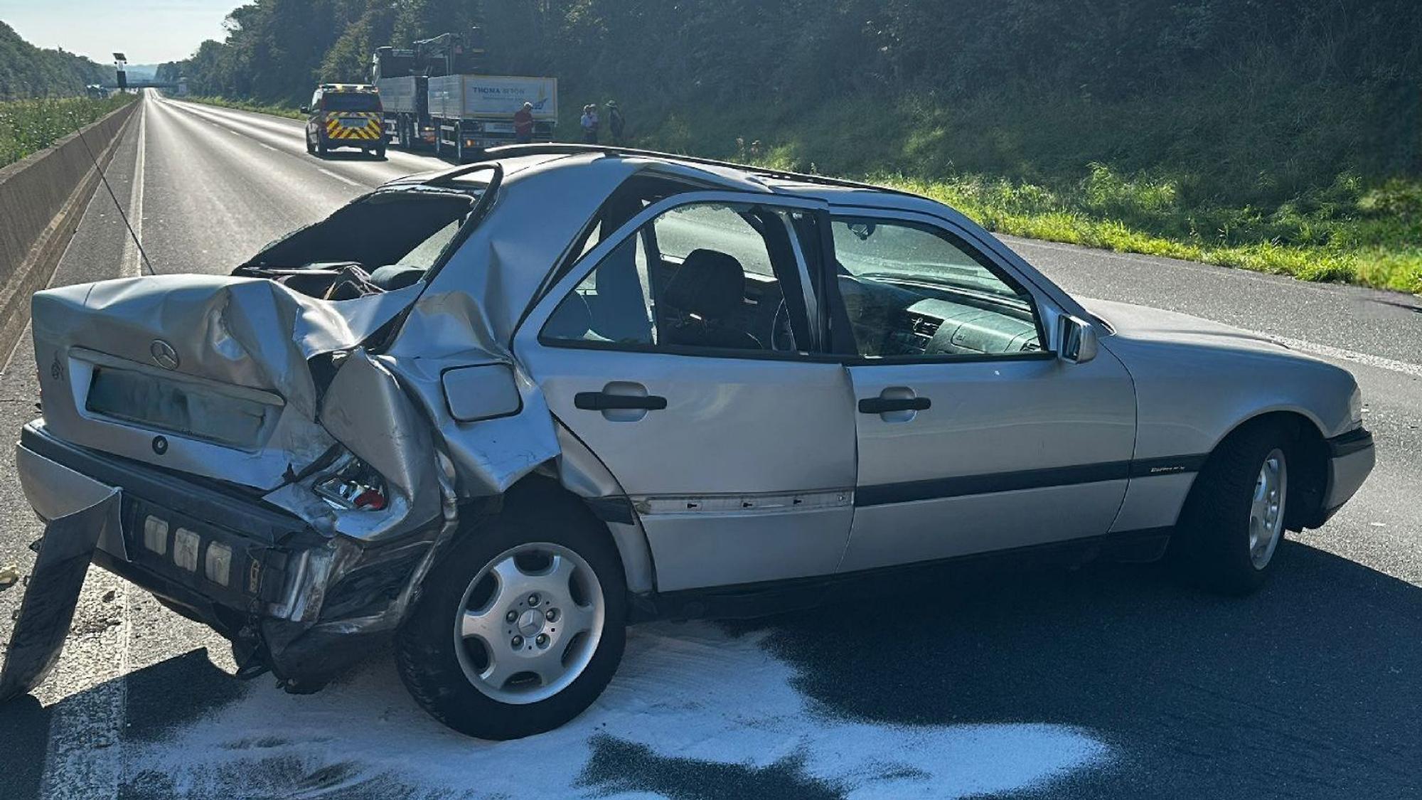 Das Foto zeigt einen der am Unfall auf der A 61 beteiligten Wagen. Der Kofferraum des Autos ist eingedrückt.