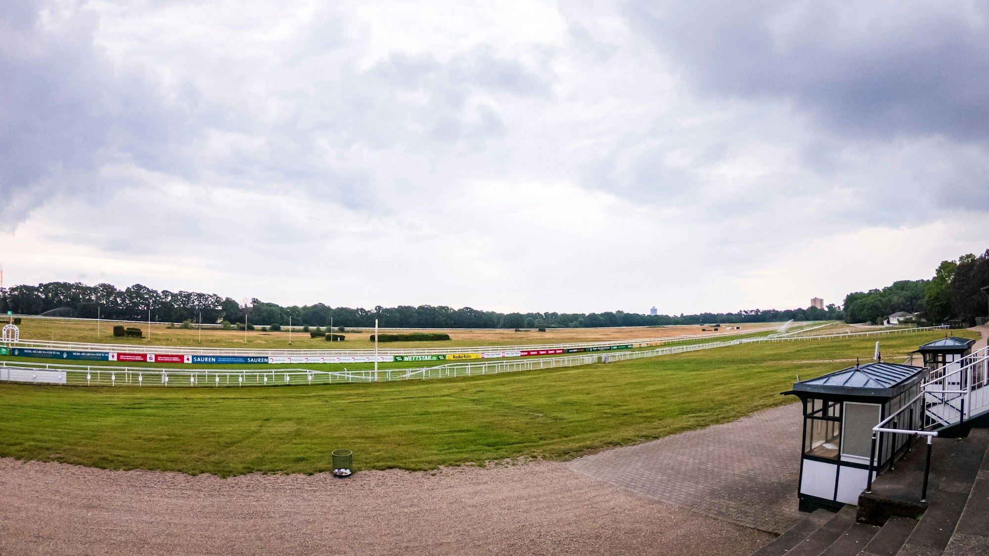 Übersicht des Geländes der Pferderennbahn in Köln-Weidenpesch.