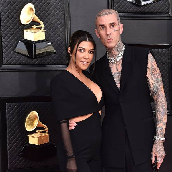 Blink-182-Drummer Travis Barker und Ehefrau Kourtney Kardashian, hier bei den Grammys im April 2022, erwarten ein Kind. Wegen einer vorgeburtlichen Notoperation mussten drei Blink-182-Konzerte abgesagt werden.