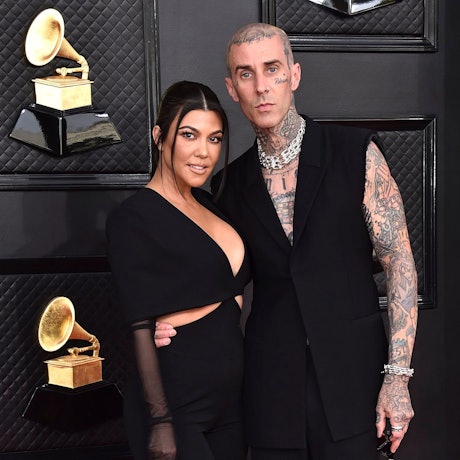 Blink-182-Drummer Travis Barker und Ehefrau Kourtney Kardashian, hier bei den Grammys im April 2022, erwarten ein Kind. Wegen einer vorgeburtlichen Notoperation mussten drei Blink-182-Konzerte abgesagt werden.