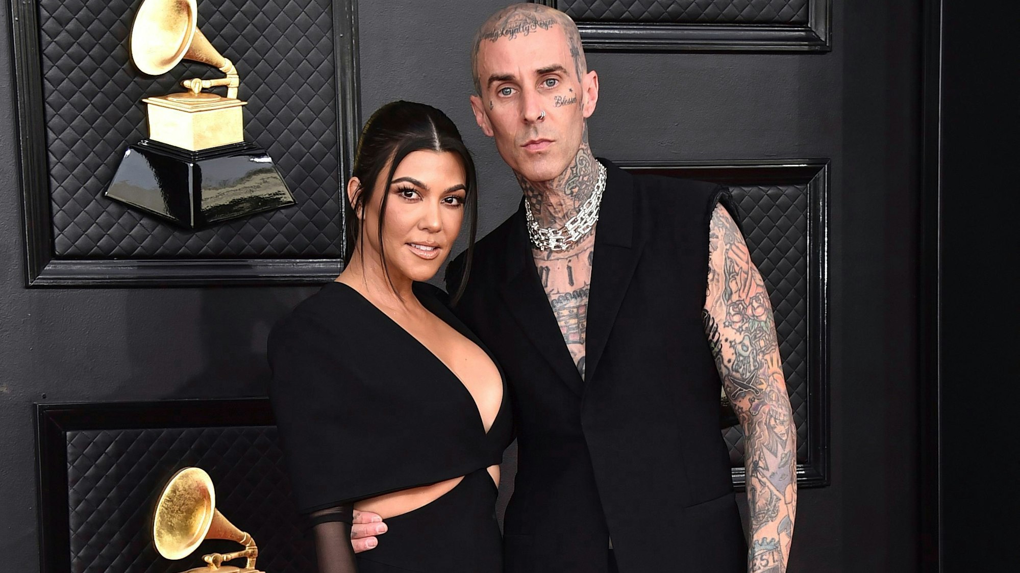 Blink-182-Drummer Travis Barker und Ehefrau Kourtney Kardashian, hier bei den Grammys im April 2022, erwarten ein Kind. Wegen einer vorgeburtlichen Notoperation mussten drei Blink-182-Konzerte abgesagt werden.