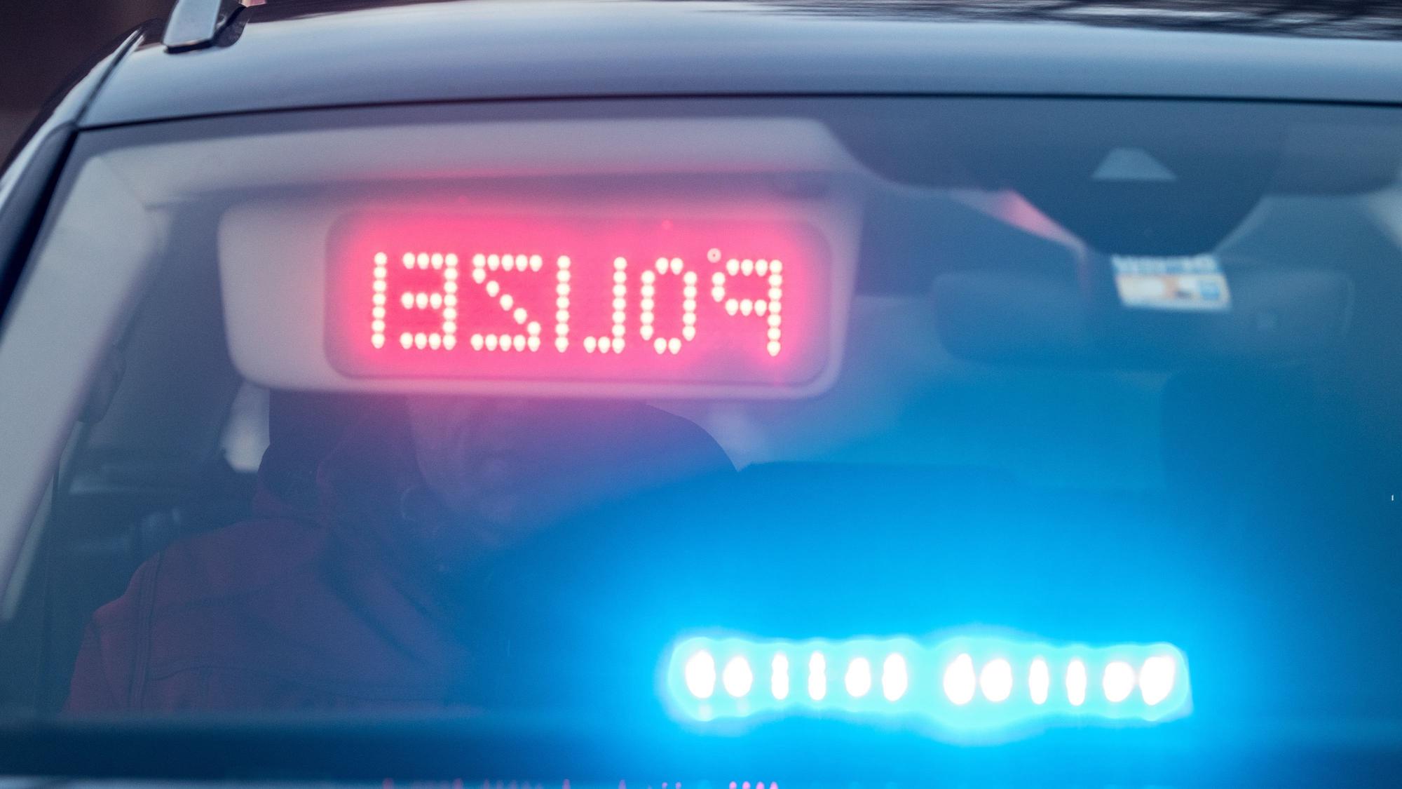 Das Symbolfoto zeigt einen Polizeiwagen.