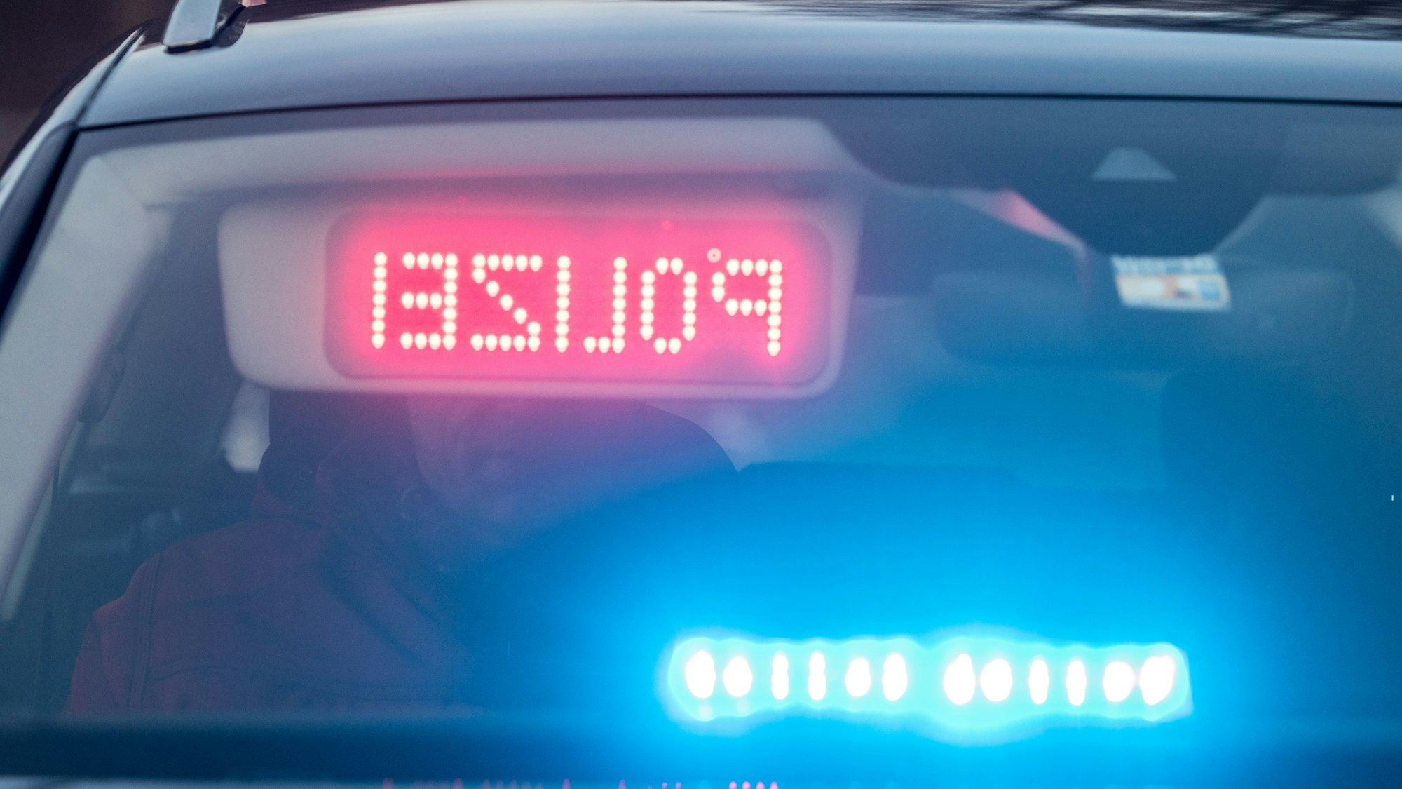 Das Symbolfoto zeigt einen Polizeiwagen.