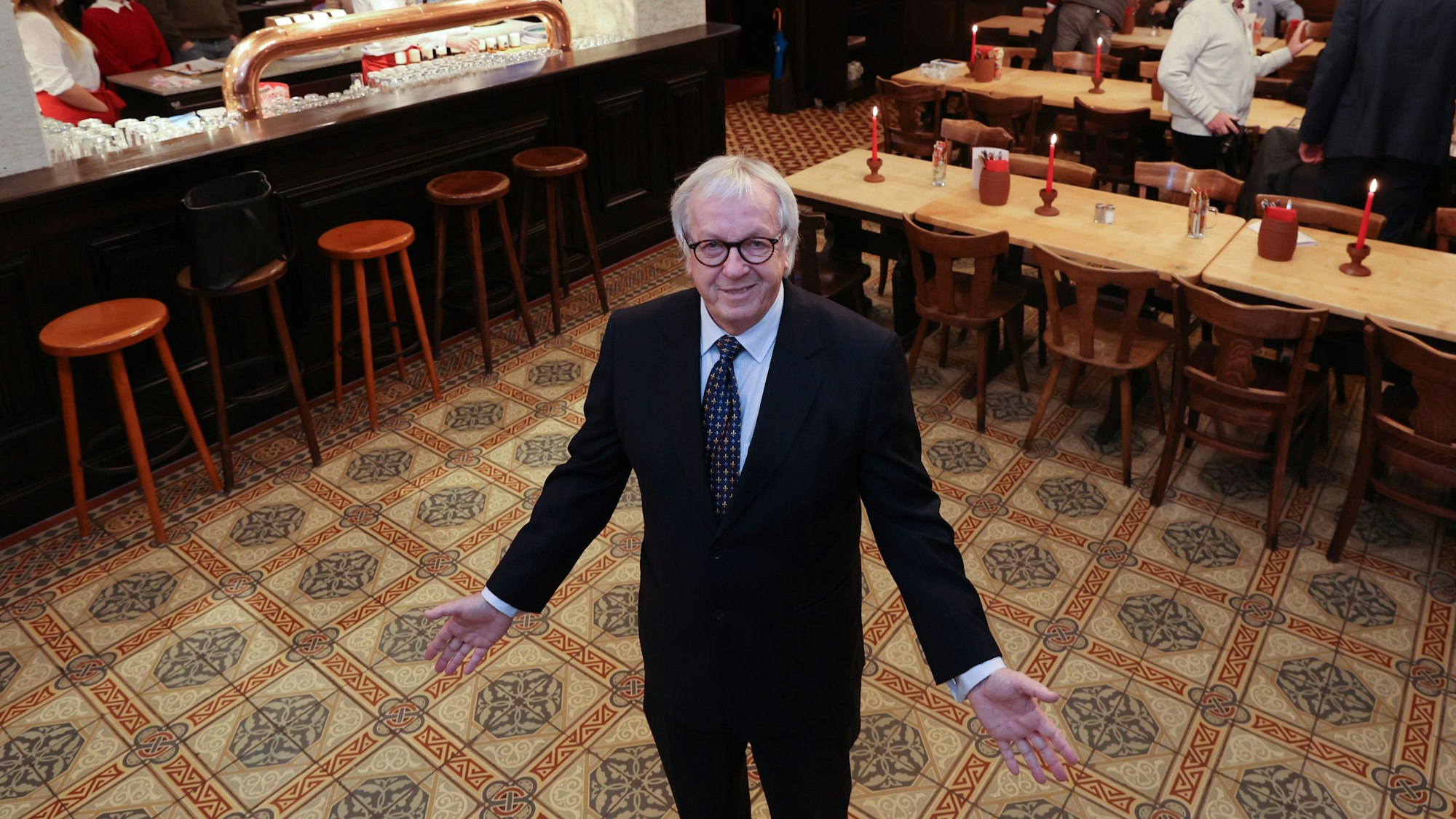 Wilhelm Wichert betreibt mit seiner Familie seit Jahrzehnten das Haxenhaus an der Frankenwerft. Er war in der IG Altstadt engagiert (hat sich aufgelöst) und beim Prozess zum Gestaltungshandbuch beteiligt. (Archivbild)