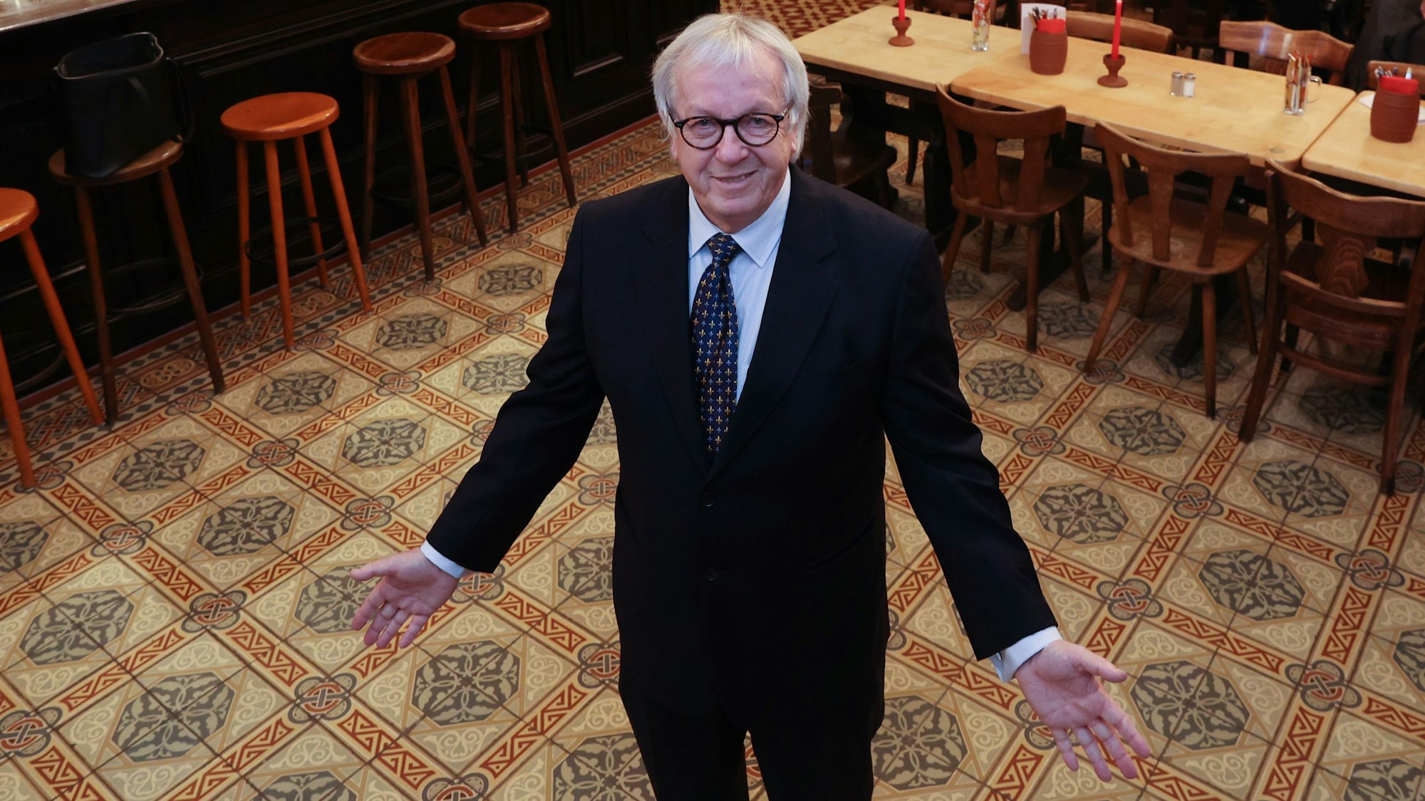 „Haxenhaus“-Chef Wilhelm Wichert präsentiert den historischen Fliesenboden.