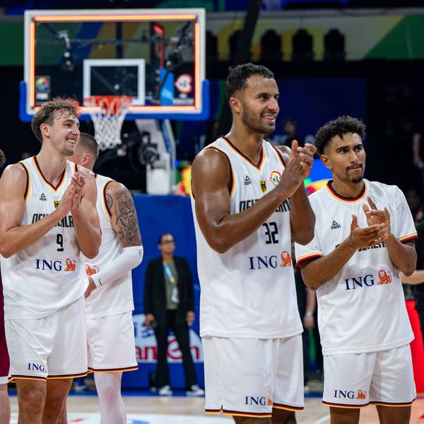 Spieler der deutschen Basketball-Nationalmannschaft jubeln in weißen Trikots nach dem Halbfinaleinzug.