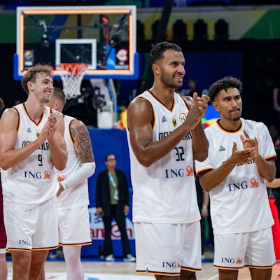 Spieler der deutschen Basketball-Nationalmannschaft jubeln in weißen Trikots nach dem Halbfinaleinzug.