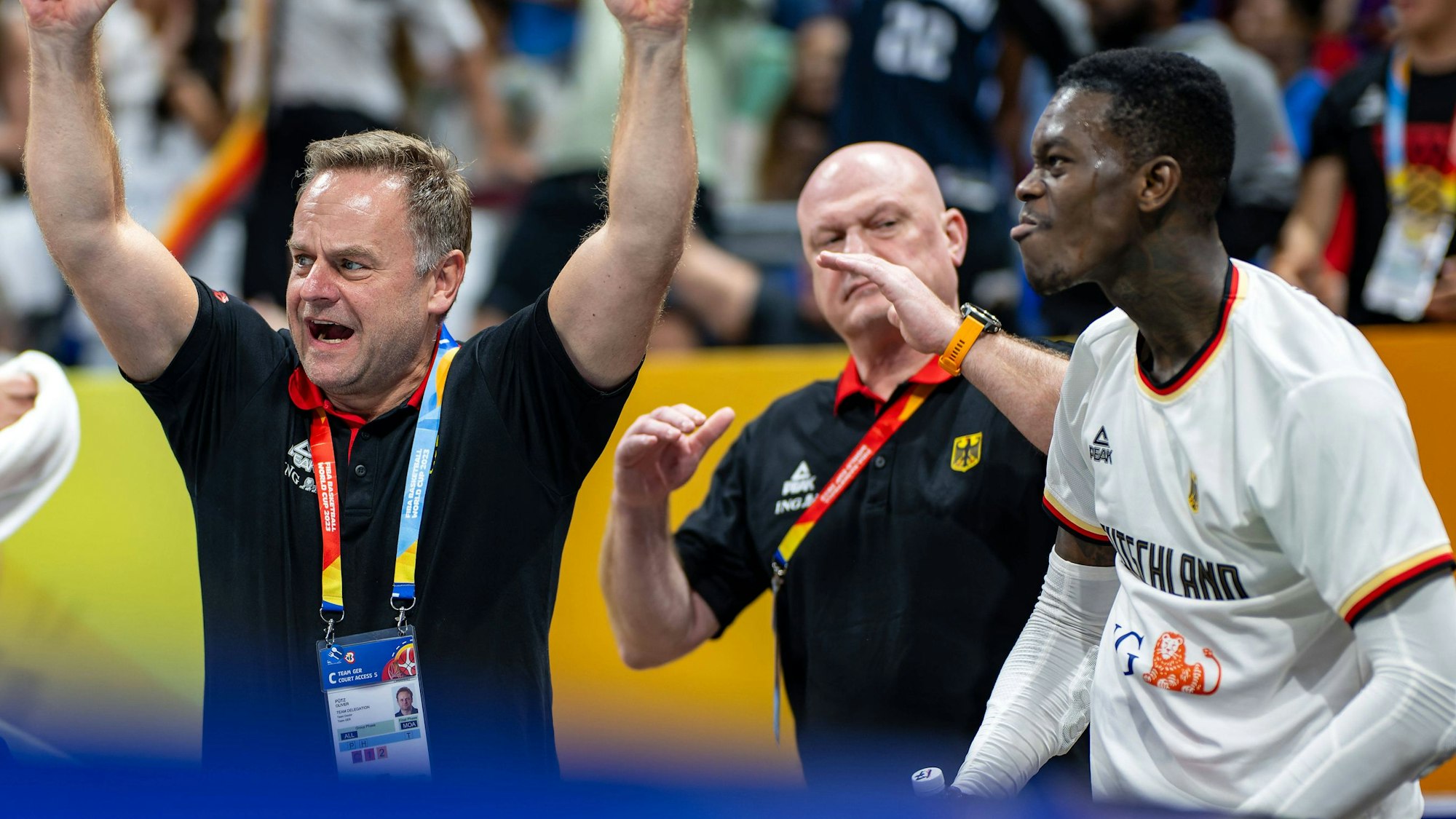 Team-Arzt Oliver Pütz (links) mit NBA-Star Dennis Schröder beim Sieg der deutschen Basketball-Nationalmannschaft beim Viertelfinale gegen Lettland.
