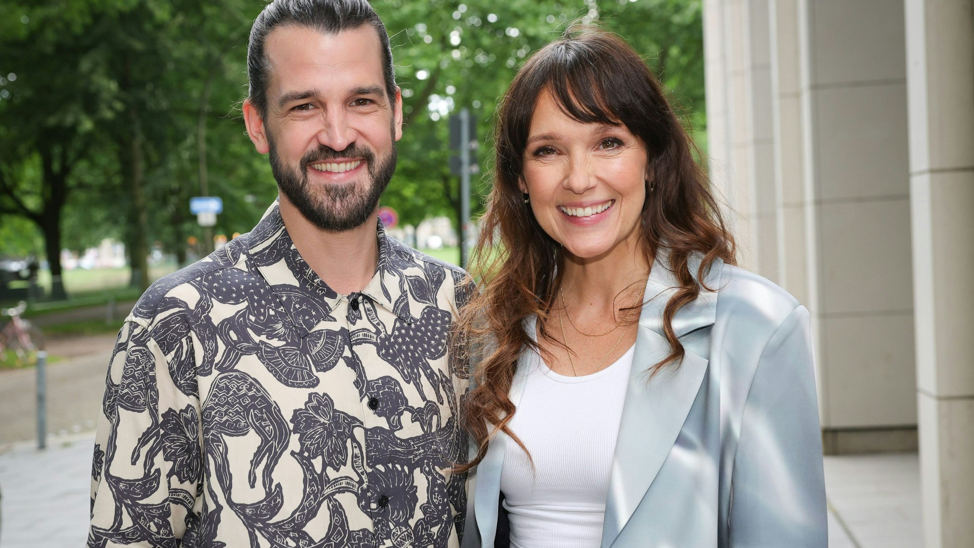 Carolin Kebekus (r), TV-Entertainerin, und ihr Bruder David Kebekus, Comedian (Archivbild).