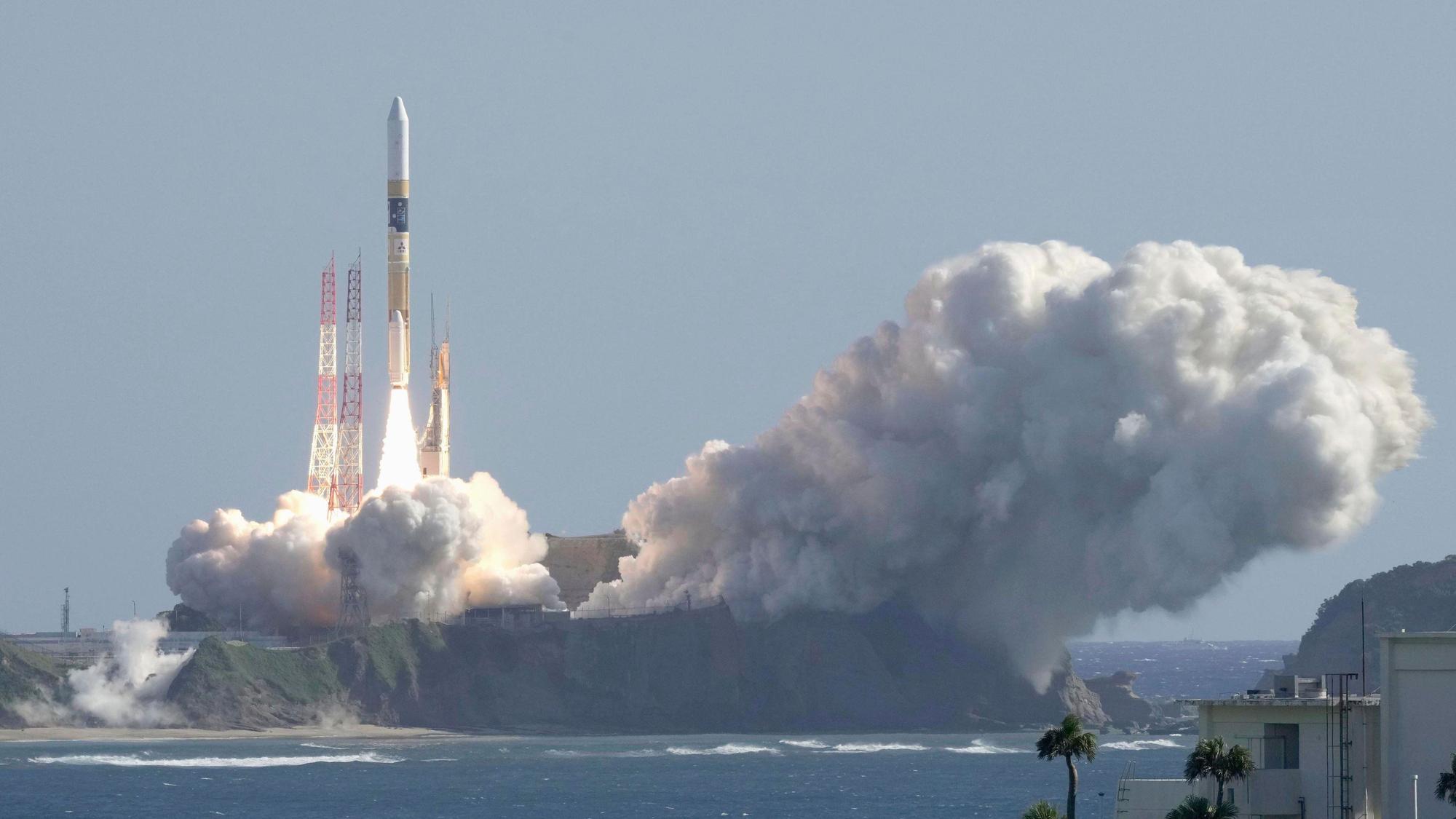 Eine japanische Trägerrakete vom Typ H2A hebt von der Startrampe des Tanegashima Space Center in Kagoshima im Süden Japans ab.