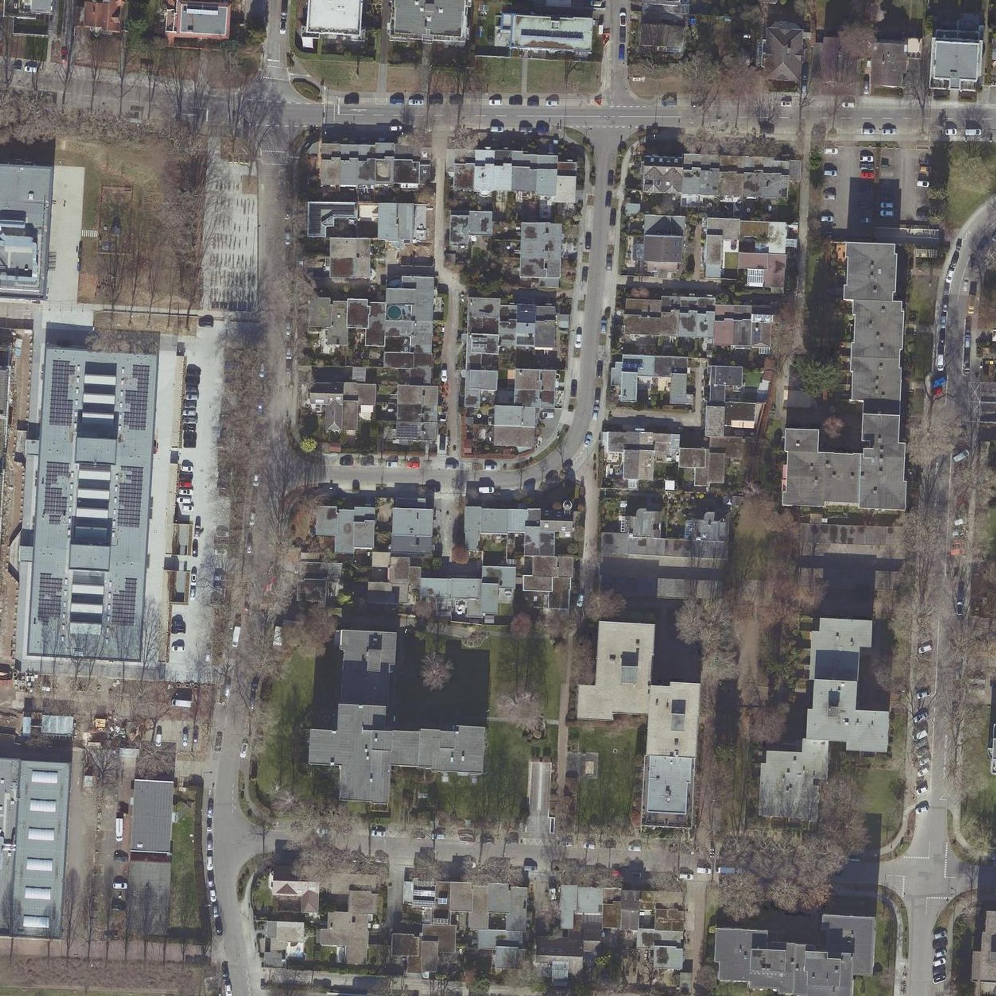 Ein Luftbild eines Wohngebiets in Köln-Weiden mit dem Schulzentrum des Georg-Büchner-Gymnasiums links im Bild und der Autobahn A1 rechts. An der Ostlandstraße (oben links im Bild) gibt es einen Streit um das Wegerecht.