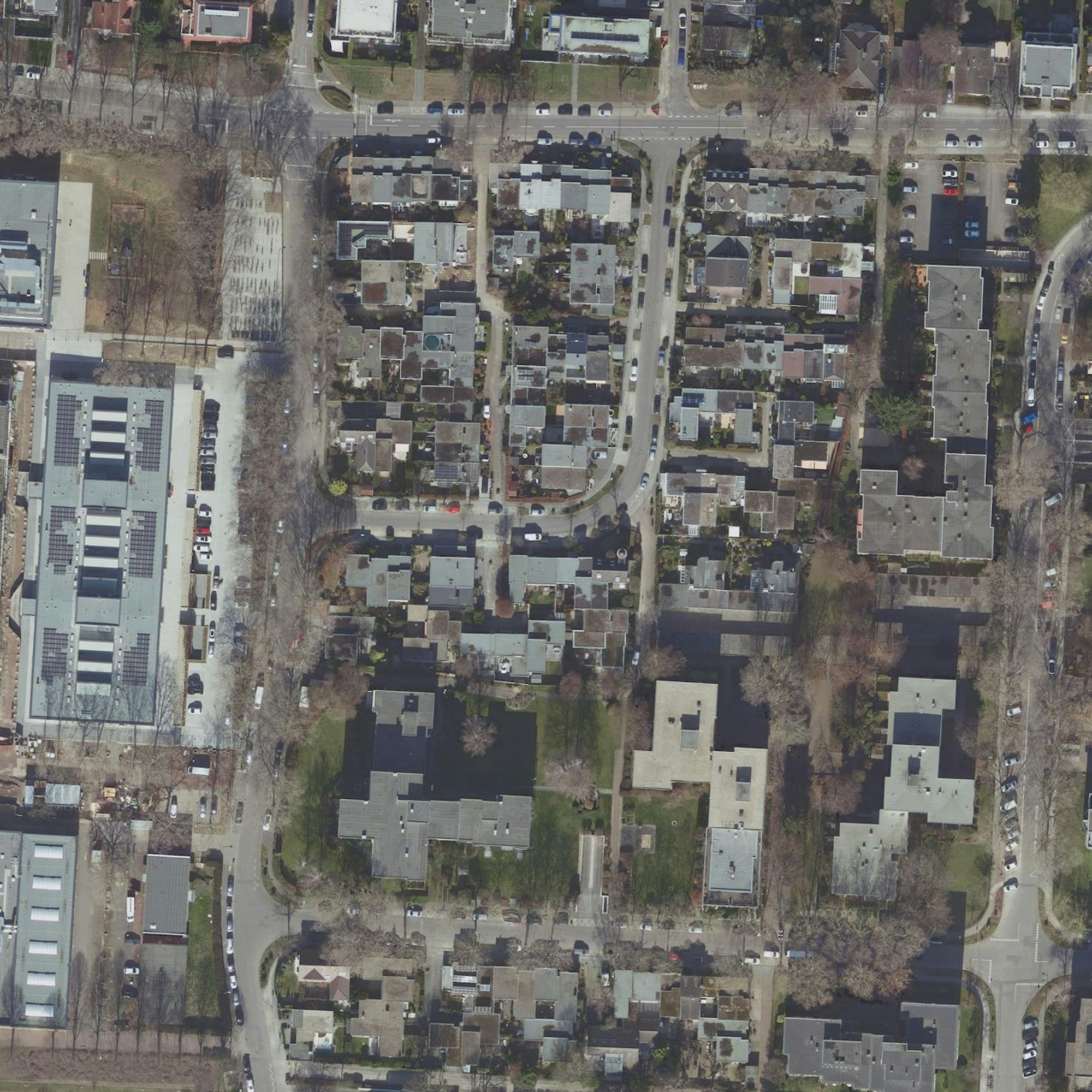 Ein Luftbild eines Wohngebiets in Köln-Weiden mit dem Schulzentrum des Georg-Büchner-Gymnasiums links im Bild und der Autobahn A1 rechts. An der Ostlandstraße (oben links im Bild) gibt es einen Streit um das Wegerecht.