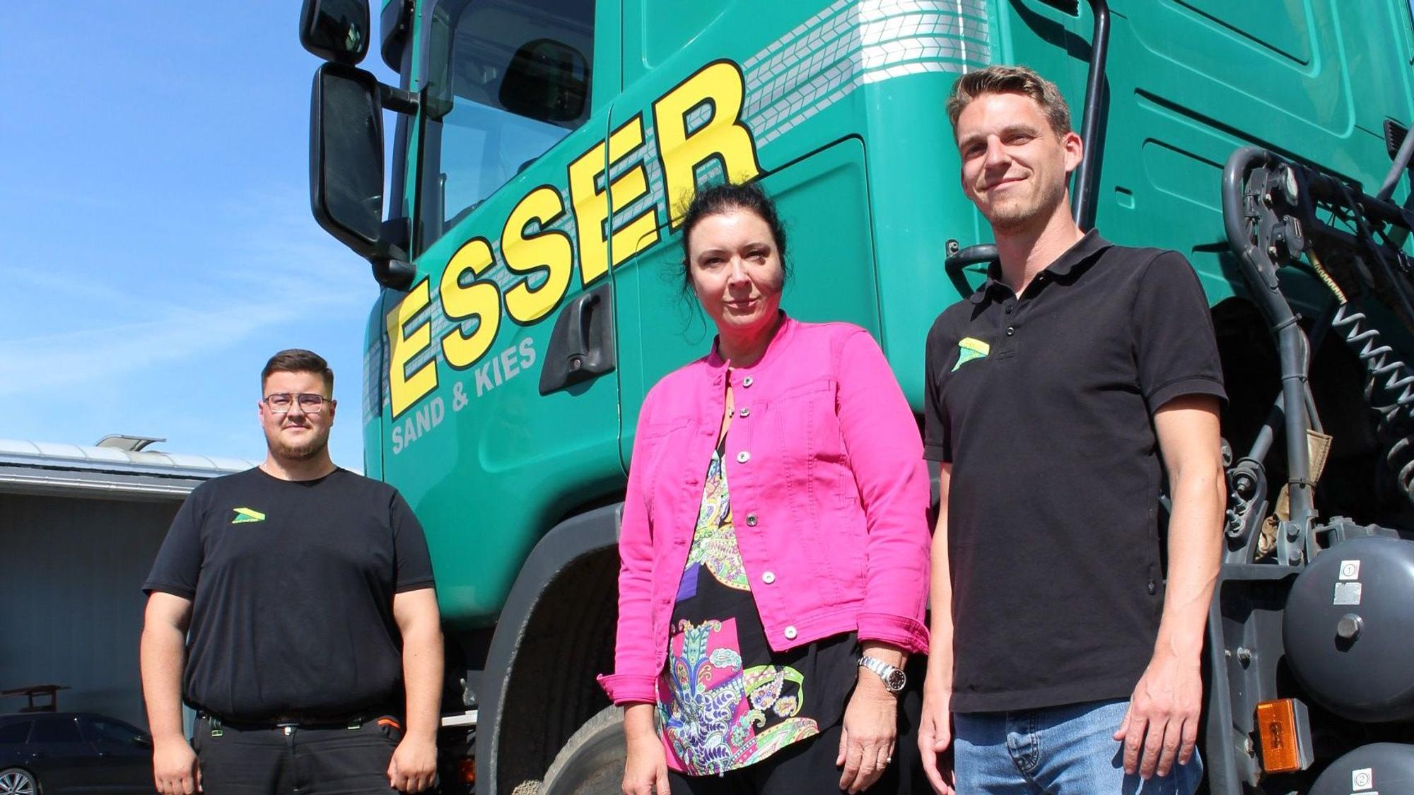 Juniorchef Paul Esser (v.l.), Geschäftsführerin und Inhaberin Marion Esser und Prokurist Niklas Hostnik stehen vor einem Firmen-Lkw.