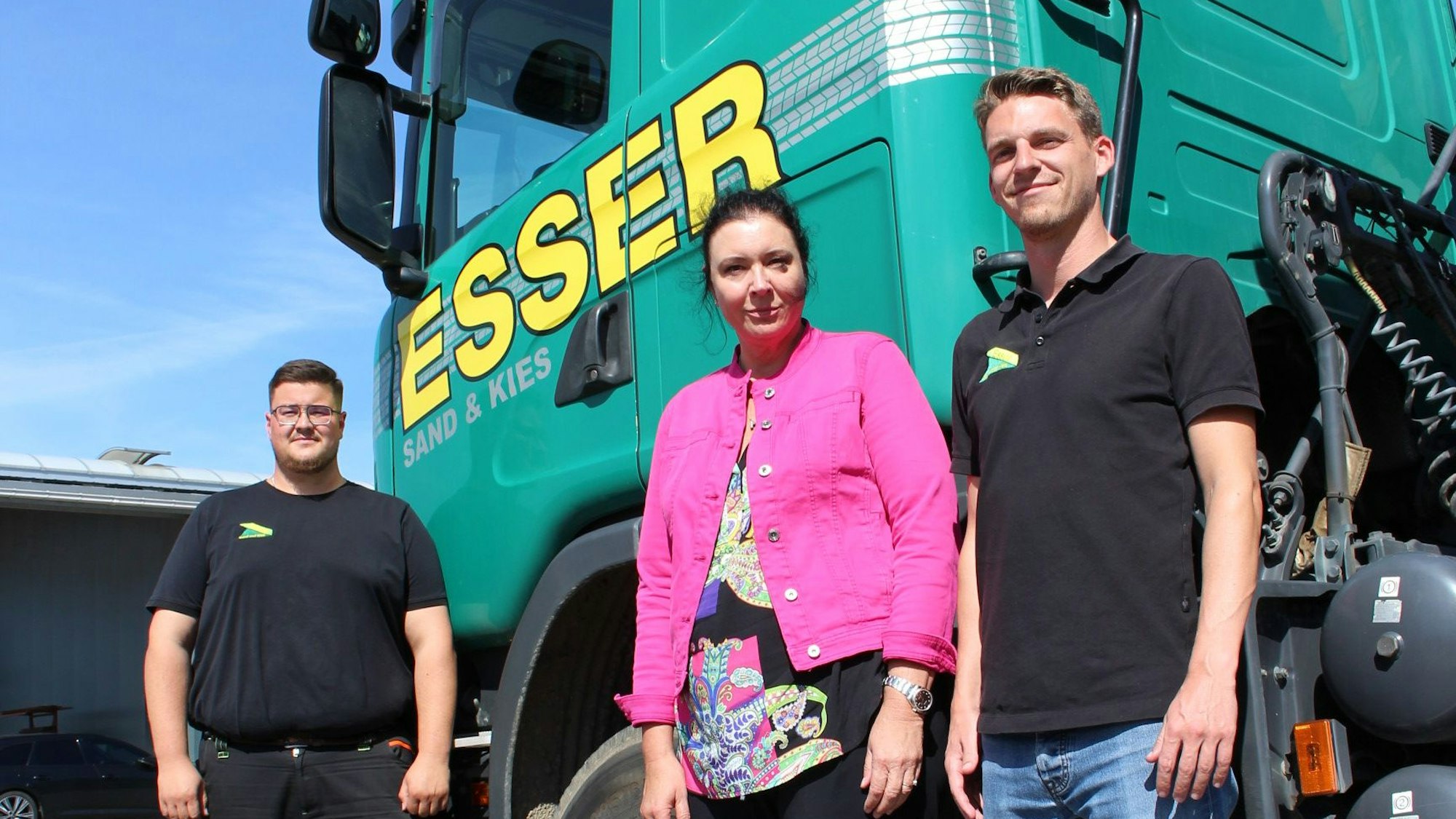Juniorchef Paul Esser (v.l.), Geschäftsführerin und Inhaberin Marion Esser und Prokurist Niklas Hostnik stehen vor einem Firmen-Lkw.
