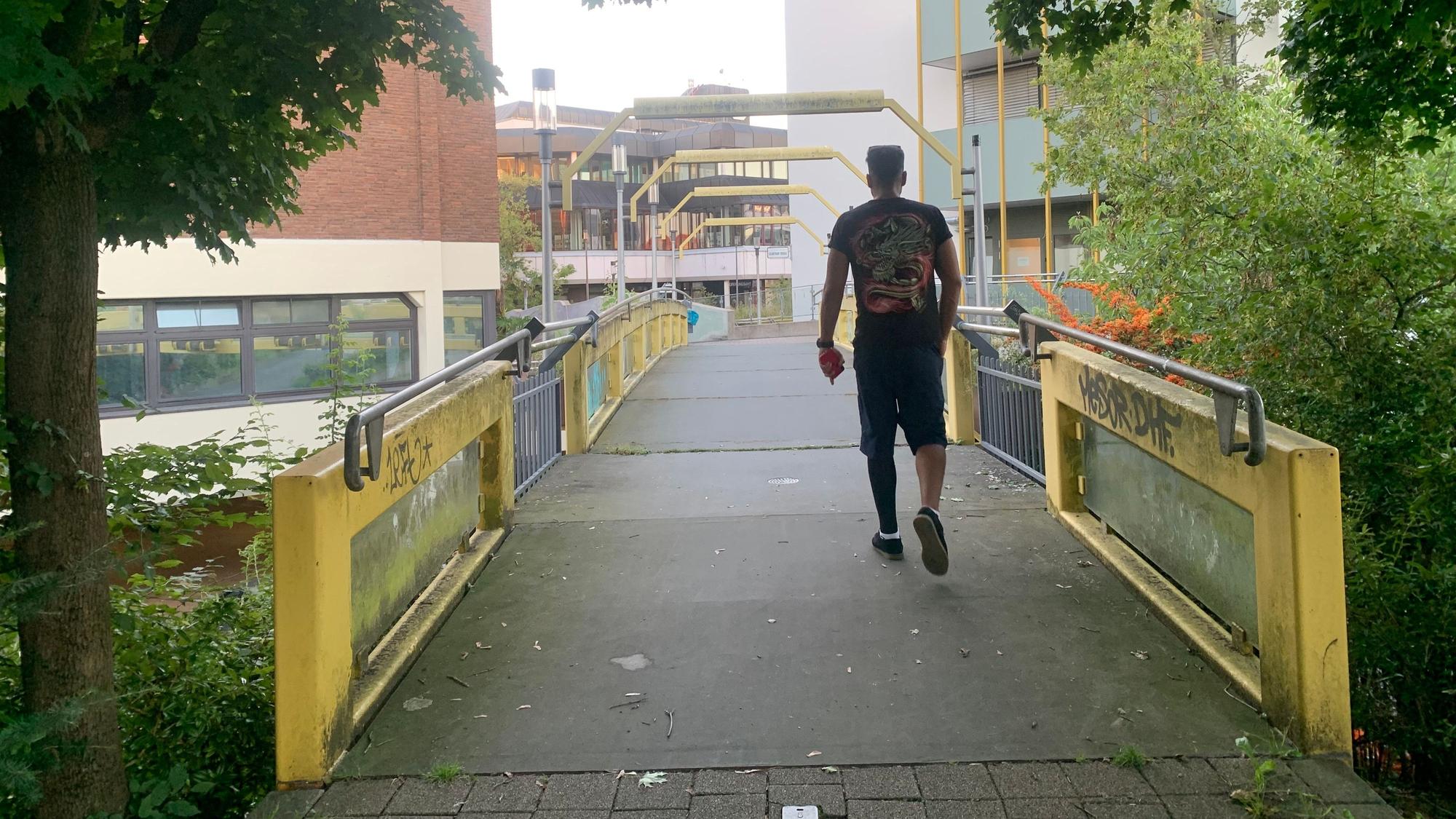 Blick auf die Grantham Bridge mit ihrem gelben Geländer.