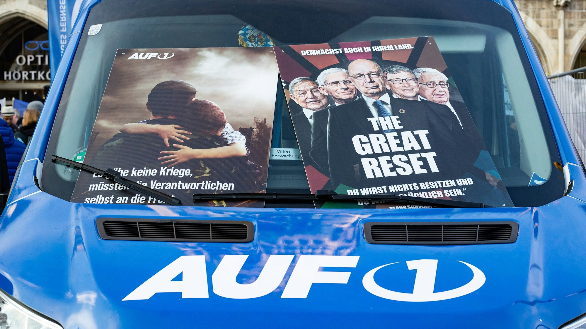 Plakate des Senders „Auf1“ bei einer prorussischen Friedensdemo. xMichaelxLucanx
