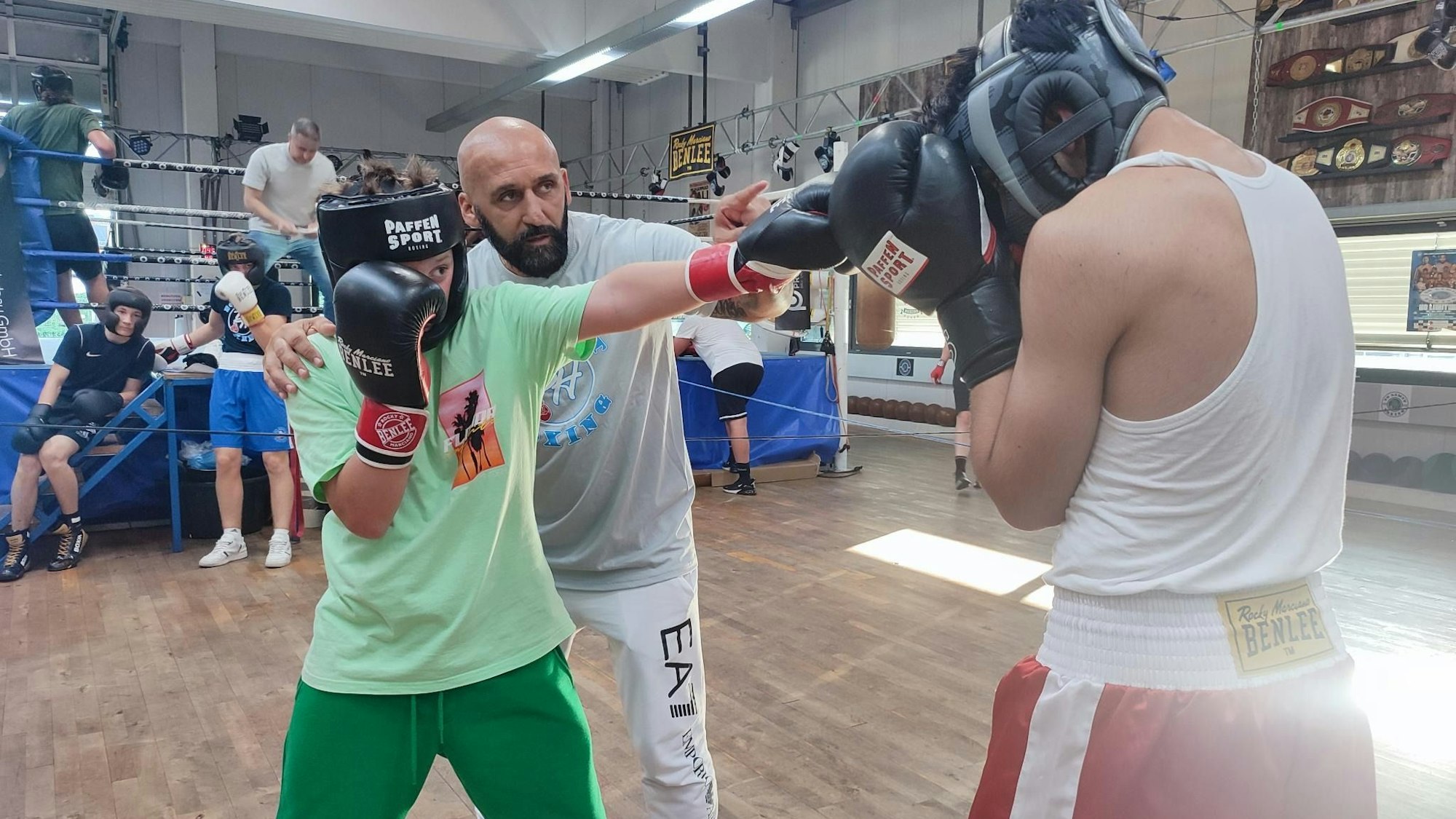 Box-Studiobesitzer Bekim Hoxhaj veranstaltet am 16. November 2024 die No Limit Fight Night in der Ostermann-Arena in Leverkusen. Hier trainiert er zwei jüngere Kämpfer.