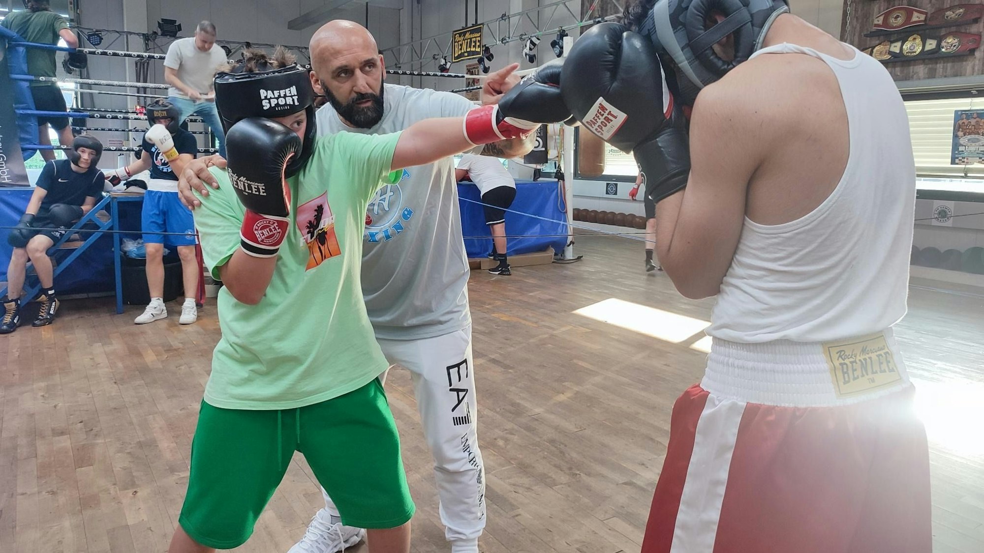 Bekim Hoxhaj (Mitte) veranstaltet am Samstag die Fight Night in der Ostermann-Arena. Hier trainiert er zwei junge Kämpfer.