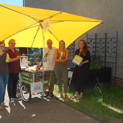 „Einfach Natur“ auf dem Naturgut Ophoven: Sandra Klintworth (v.l., Naturgut), Peter Pütz (Nachbarschaftstreff), Olaf Keppler und Alexandra Mayhack (WGL) und Projektkoordinatorin Susanne Schwartmann sowie das Aktionsrad.