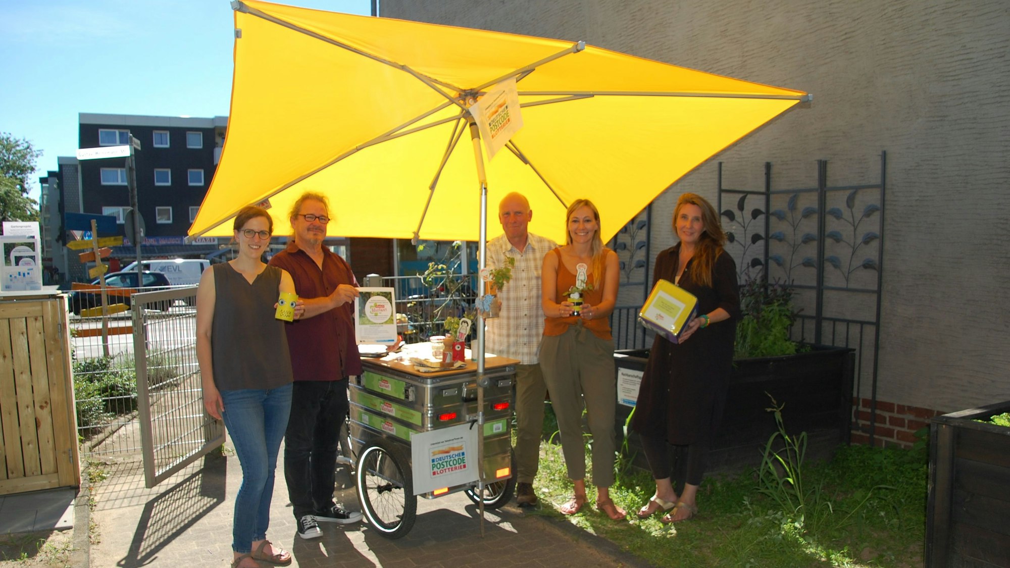 „Einfach Natur“ auf dem Naturgut Ophoven: Sandra Klintworth (v.l., Naturgut), Peter Pütz (Nachbarschaftstreff), Olaf Keppler und Alexandra Mayhack (WGL) und Projektkoordinatorin Susanne Schwartmann sowie das Aktionsrad.
