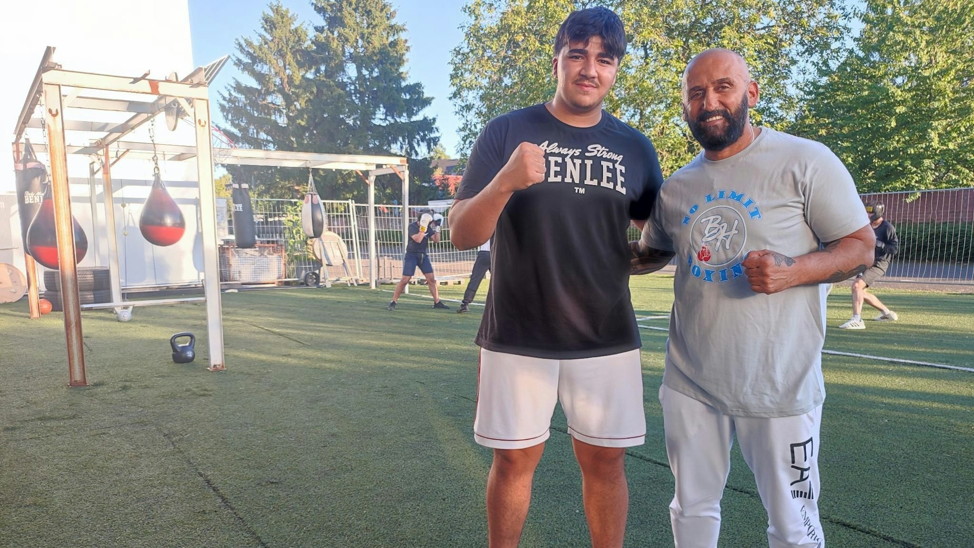 Bekim Hoxhaj im Außenbereich des Boxstudios mit seinem Schützling Arman Khudoyan, der am Samstag sein Profi-Debüt gibt.