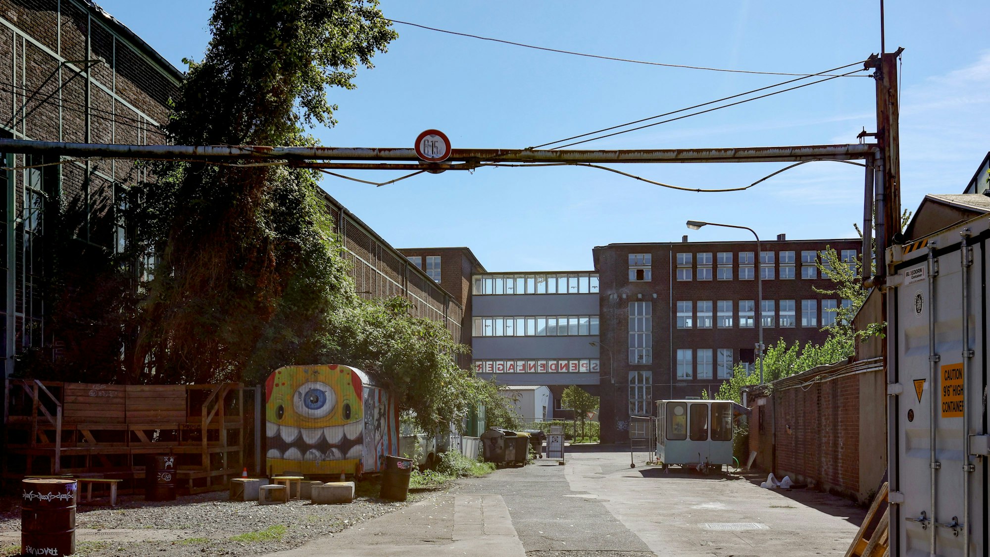 Blick auf das Gelände der Hallen Kalk. Der ehemalige Produktionsstandort der Klöckner-Humboldt-Deutz AG (KHD) in Köln-Kalk soll zu einer Fläche für Kultur- und Sozialprojekte umgewandelt werden.