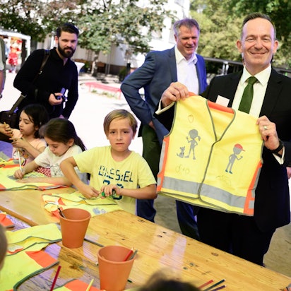 Volker Wissing (FDP), Bundesminister für Verkehr und Digitales, besucht die Auftaktveranstaltung der ADAC Stiftung Kampagne ·Sicher zu Fuß zur Schule· an der Berliner Grunewald-Grundschule und bemalt zusammen mit Schulkindern eine Warnweste.