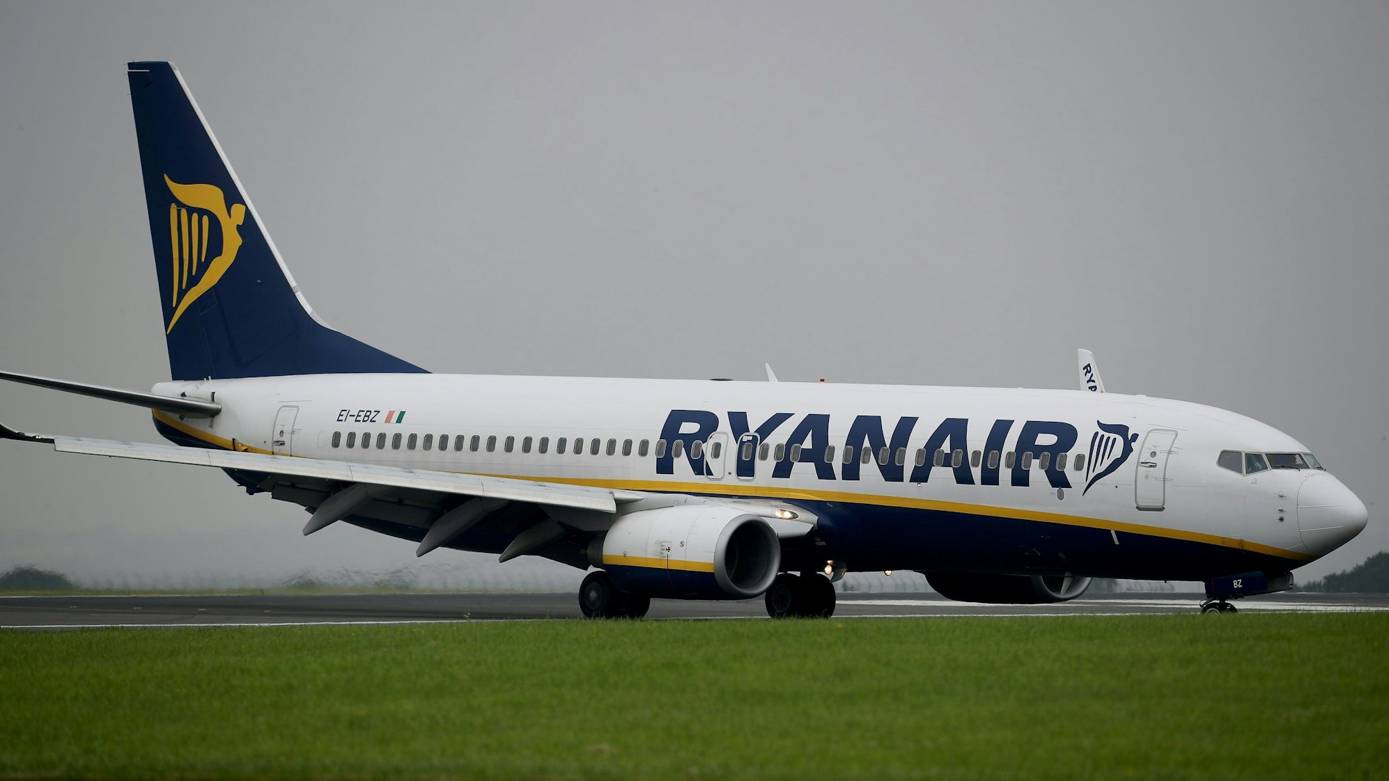 Ein Flugzeug der irischen Billigfluggesellschaft Ryanair steht auf dem Rollfeld eines Flughafens. (Archivbild)
