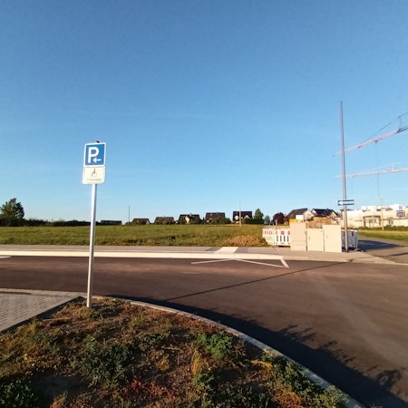 Parkplatz und Baugrundstück am Ortsrand von Lohmar-Birk