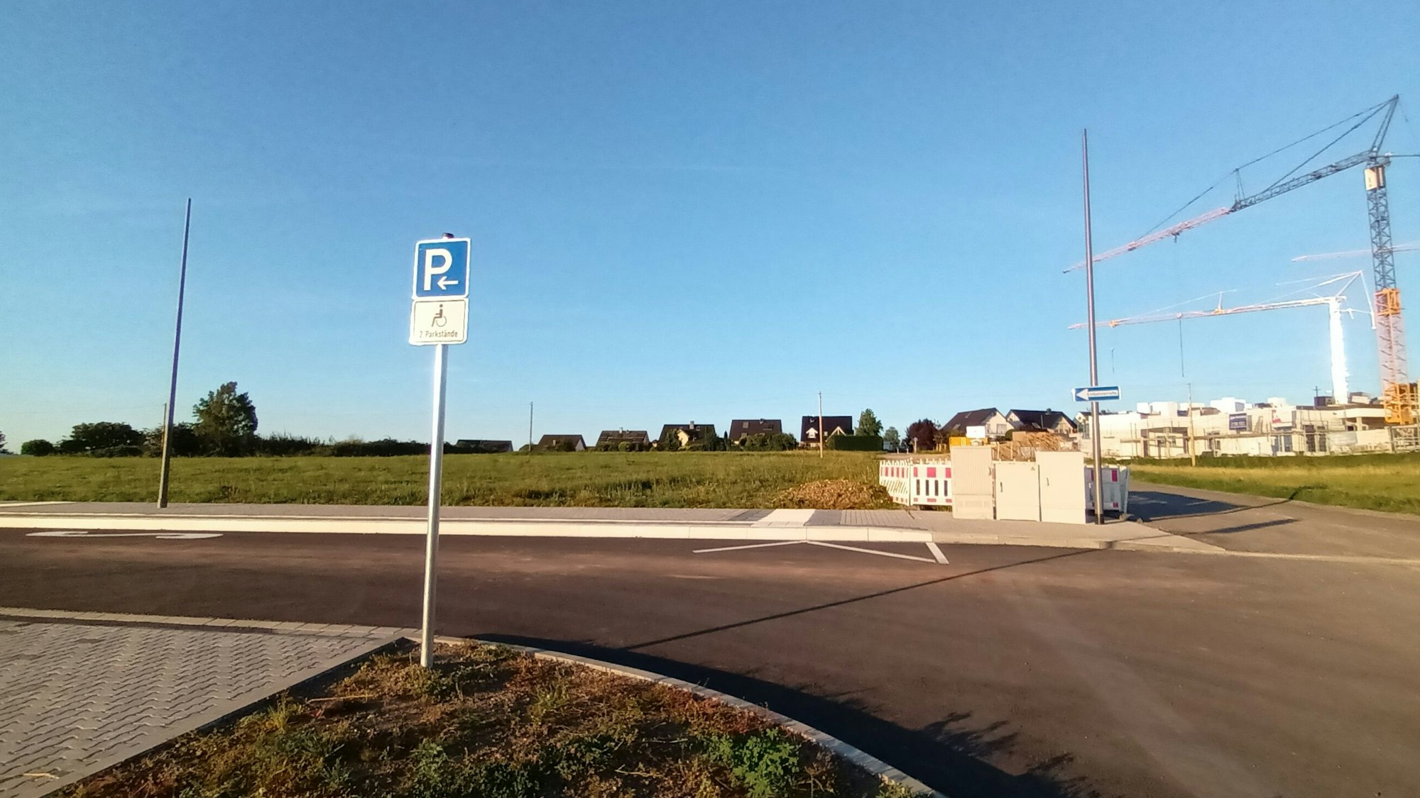 Parkplatz und Baugrundstück am Ortsrand von Lohmar-Birk