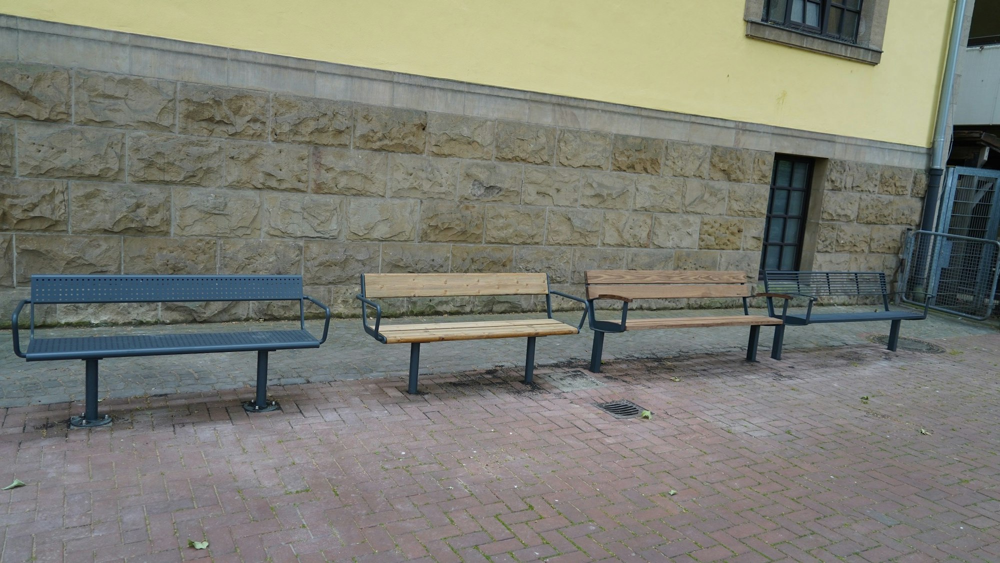 Auf dem Foto sind vier unterschiedliche Bänke zu sehen, die Frechener in den vergangenen Wochen testen konnten.