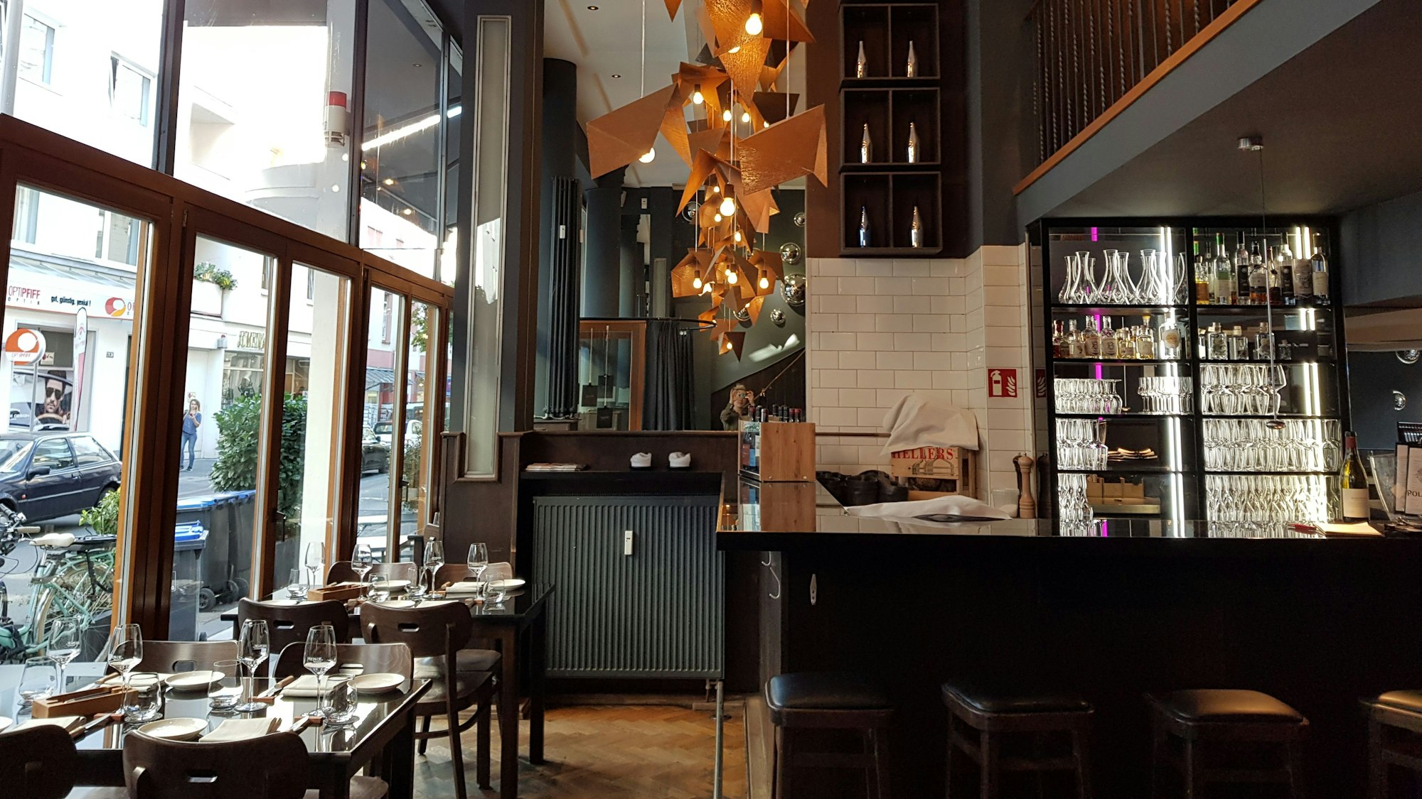 Moderne Einrichtung und rustikale Holztische in der Henne Weinbar.