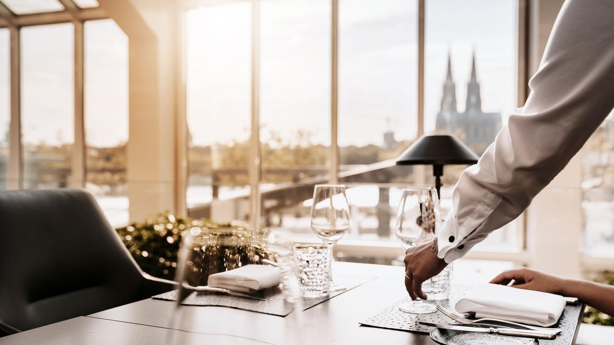 Durch die Fenster im Glashaus hat man einen tollen Blick auf Dom und Rhein.