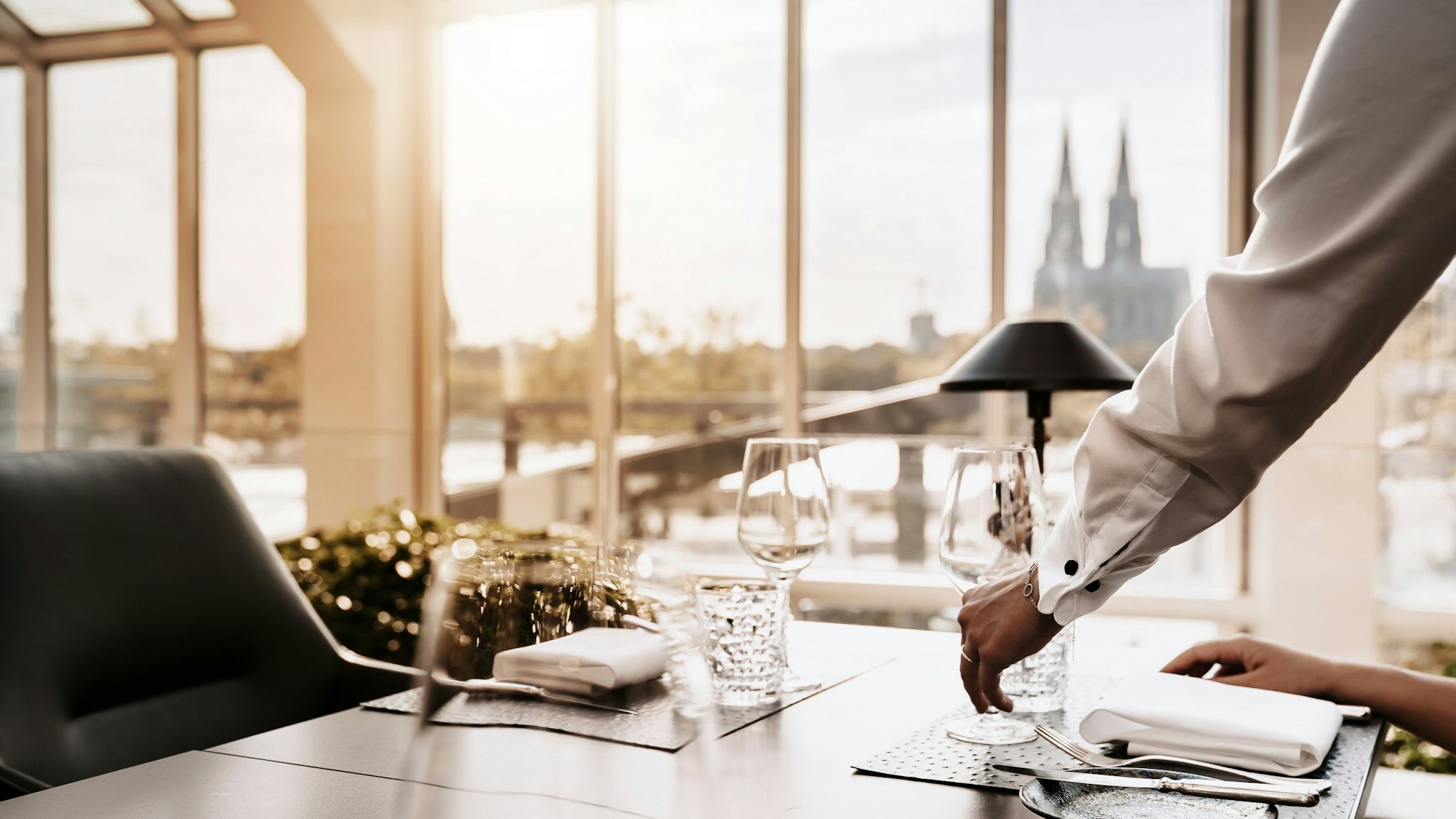 Durch die Fenster im Glashaus hat man einen tollen Blick auf Dom und Rhein.